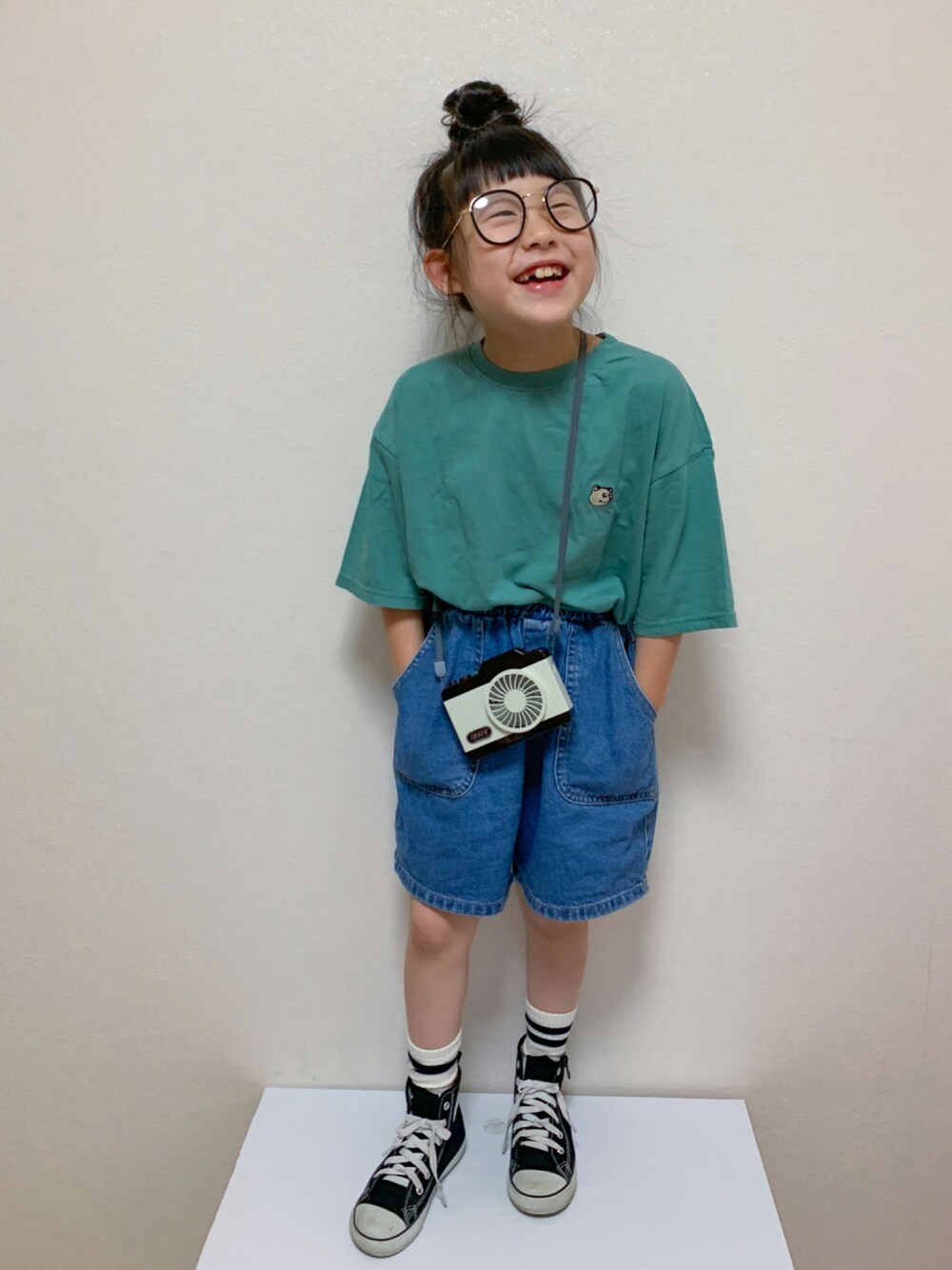 グリーン系のTシャツ/カットソー、ブルー系のパンツ、ブラック系のスニーカーを着用したキッズの夏コーディネートの1枚目の写真