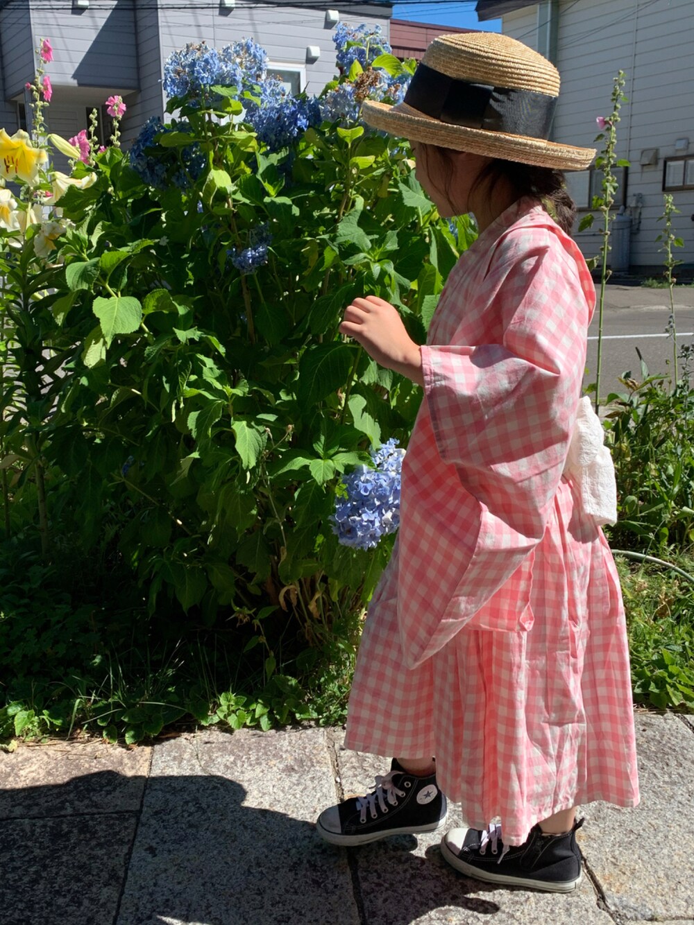 ブラック系のスニーカー、ピンク系の浴衣、ブラック系のハットを着用したキッズの夏コーディネートの1枚目の写真