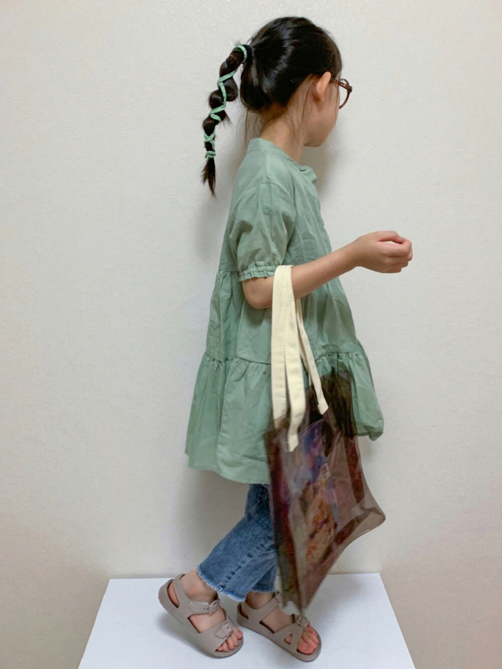 グリーン系のシャツ/ブラウス、ブラウン系のバッグ、ベージュ系のサンダルを着用したキッズの夏コーディネートの1枚目の写真