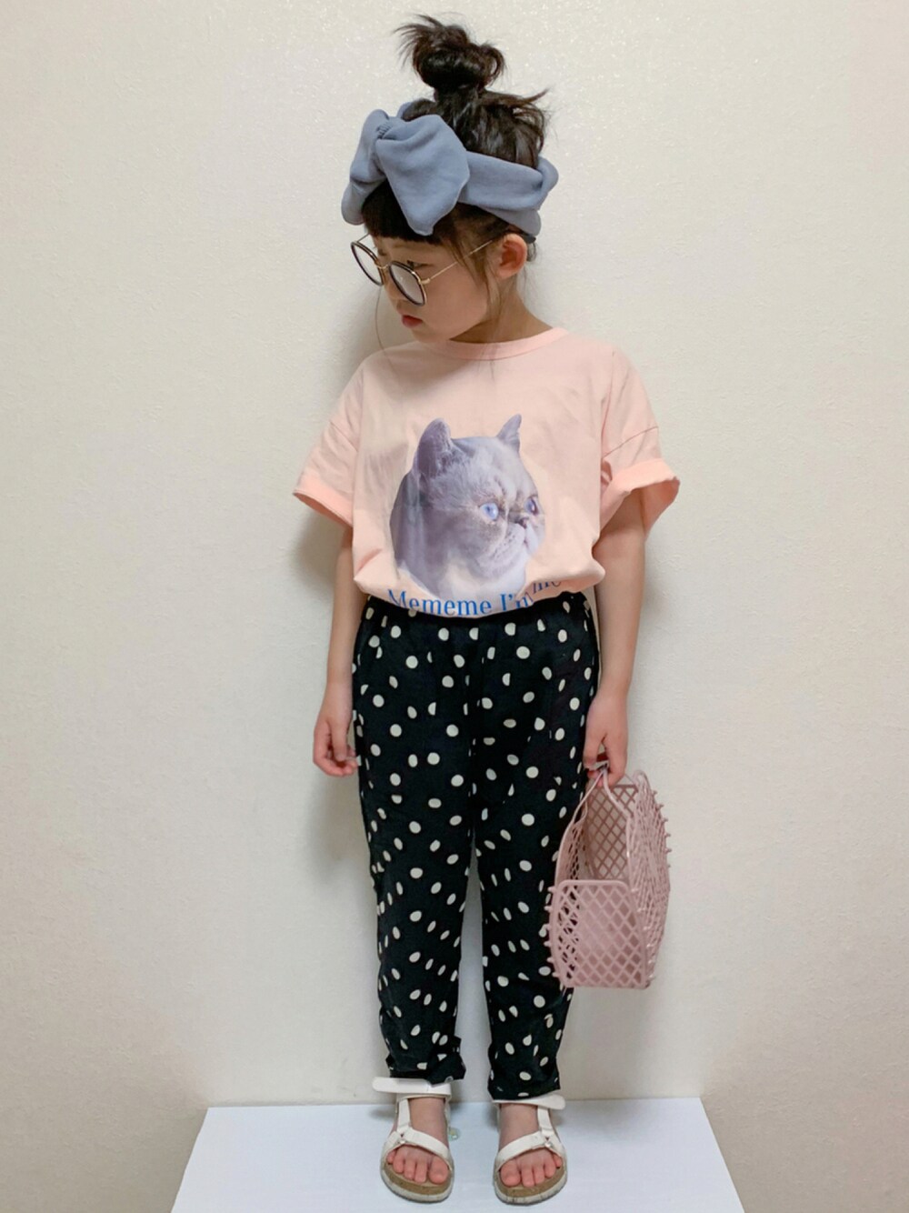 ブラック系のその他パンツ、ホワイト系のサンダル、ピンク系のTシャツ/カットソーを着用したキッズの夏コーディネートの1枚目の写真