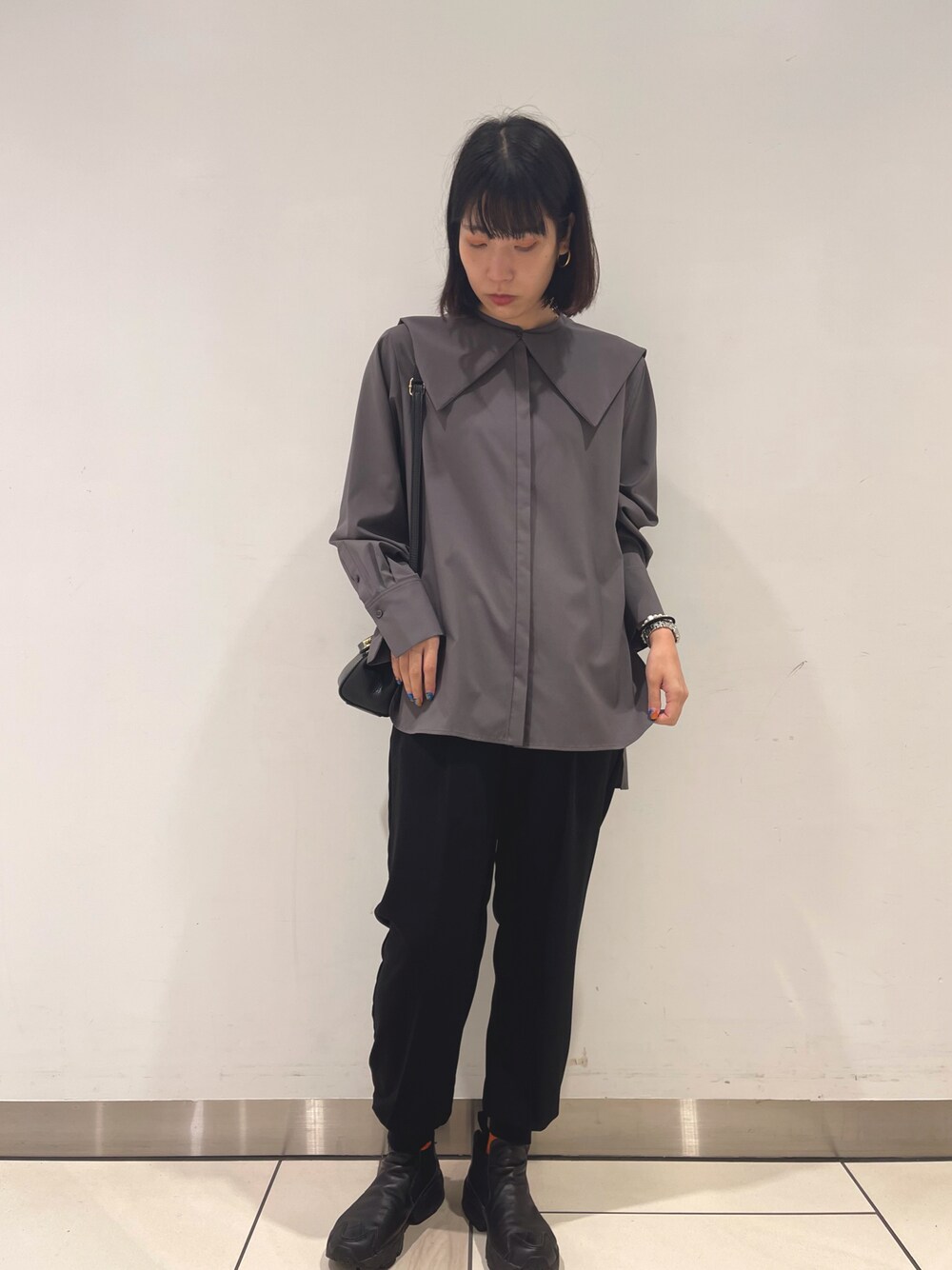 ブラック系のその他パンツ、ブラック系のショルダーバッグ、グレー系のその他を着用したレディースの秋コーディネートの1枚目の写真