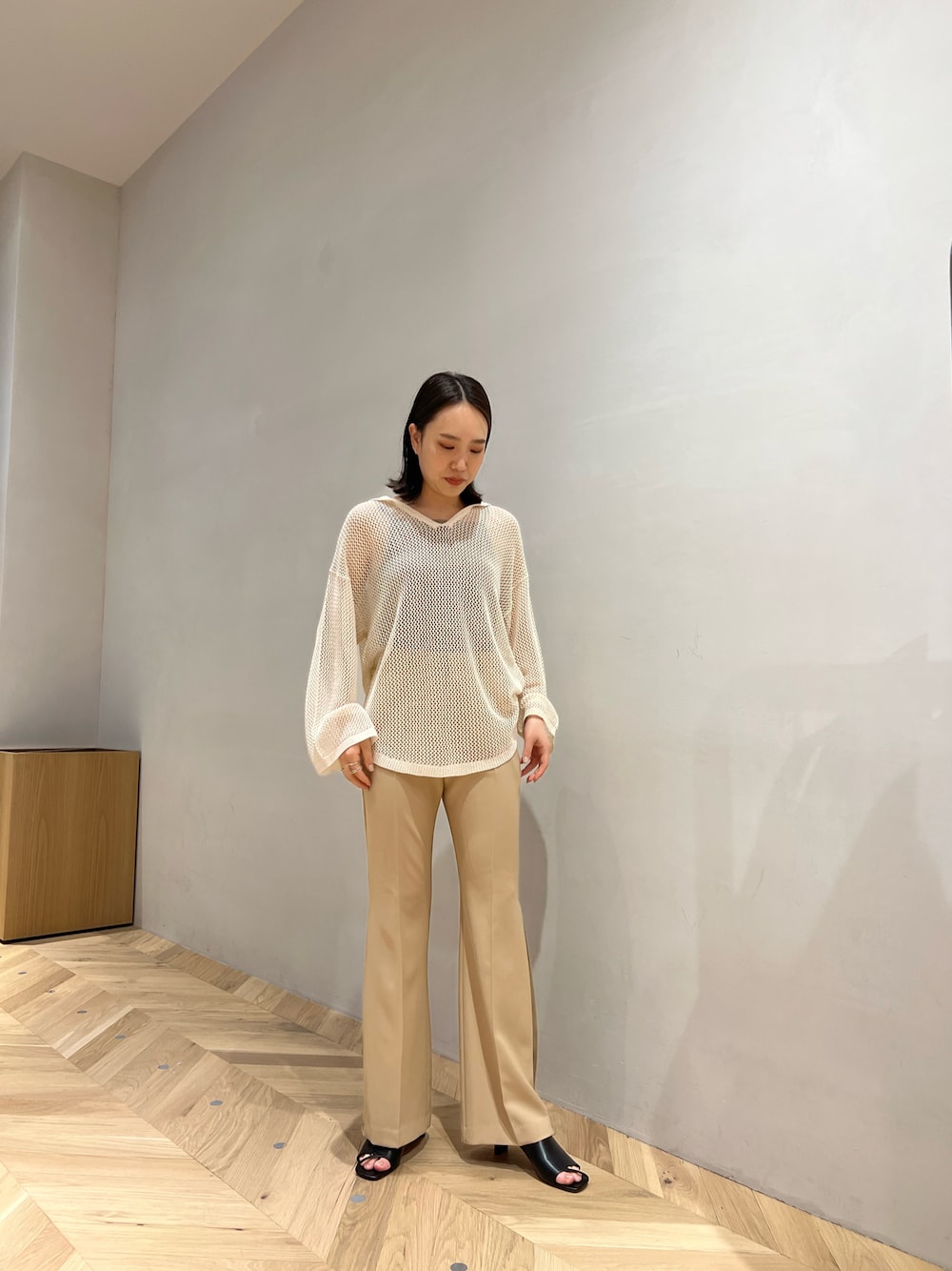 「stylemixer、スタミキ、スタイルミキサー、春夏コーデ、夏コーデ、メッシュ、メッシュトップス、ワントーンコーデ、ベージュコーデ、フレアパンツ、高身長女子、骨格ストレート、イエベ秋、ラクチンコーデ」｜「STYLEMIXERのリネンニットフーディ（ニット/セーター、ベージュ系）」を使った、Nonoさん（レディース・168cm）の春コーディネートの1枚目の写真