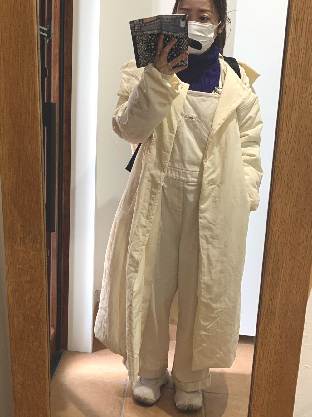 「カジュアルコーデ、大人ガーリー、春コーデ、大人女子、シンプルコーデ、低身長、オーバーオール、着回しコーデ」｜「NIKEのNIKE WMNS AIR RIFT / ナイキ ウィメンズ エア リフト 【SP】（サンダル、ベージュ系）」を使った、makkoさん（レディース・149cm）の春コーディネートの1枚目の写真