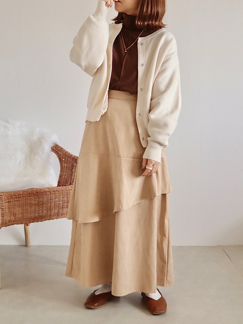 ベージュ系のスカート、ブラウン系のTシャツ/カットソー、ブラウン系のパンプスを着用したレディースの秋コーディネートの1枚目の写真