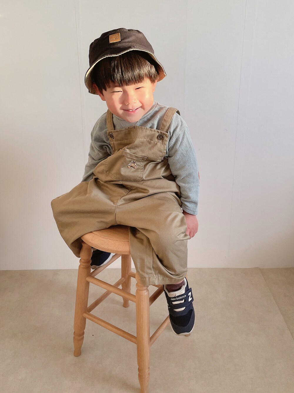 「オトナカジュアル、休日スタイル、おとこのこ、カジュアル、春コーデ、スニーカーコーデ、キッズ、春カラー」｜「petit mainの無地×総柄リバーシブルバケットハット（ハット、ブラック系）」を使った、yumi.さん（キッズ・90cm）の冬コーディネートの1枚目の写真