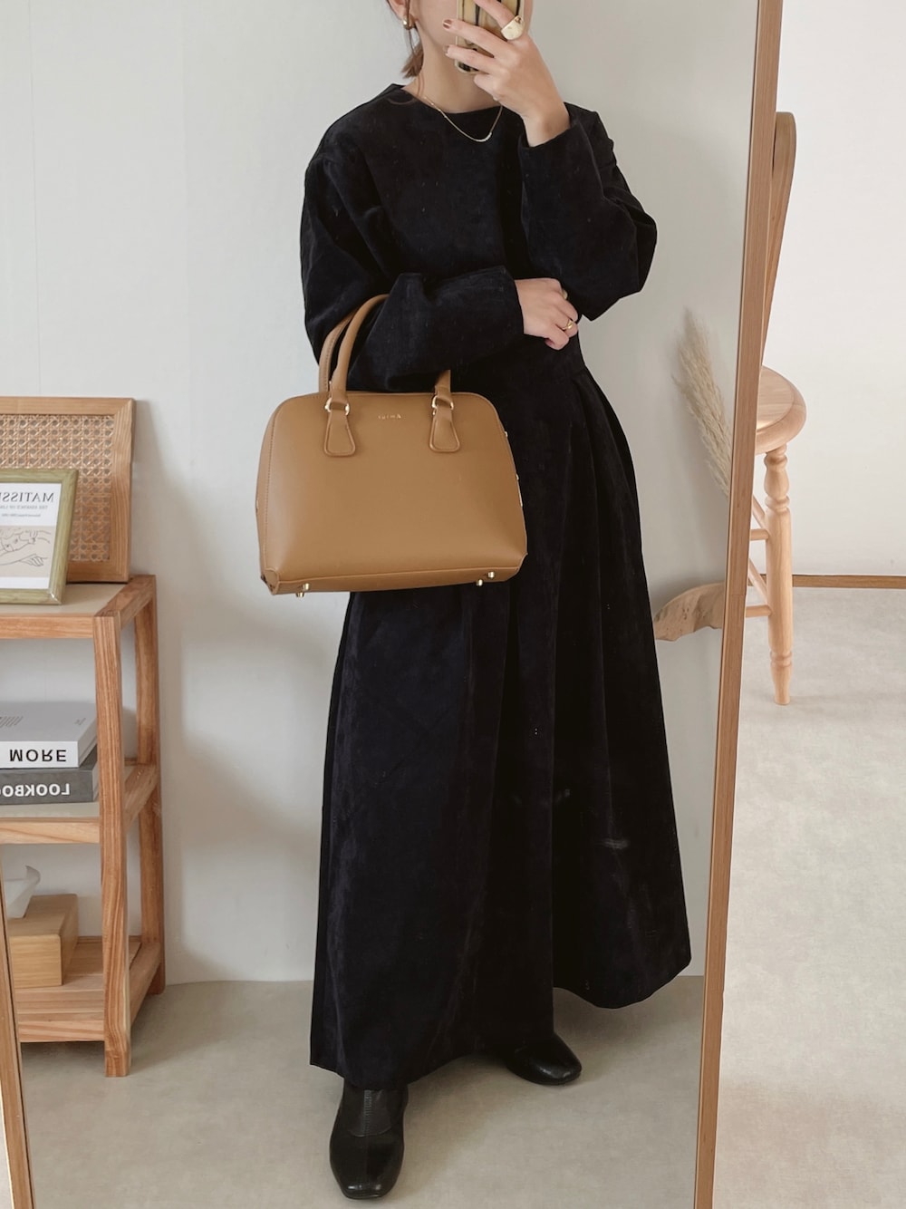 ブルー系のワンピース、イエロー系のショルダーバッグを着用したレディースの秋コーディネートの1枚目の写真