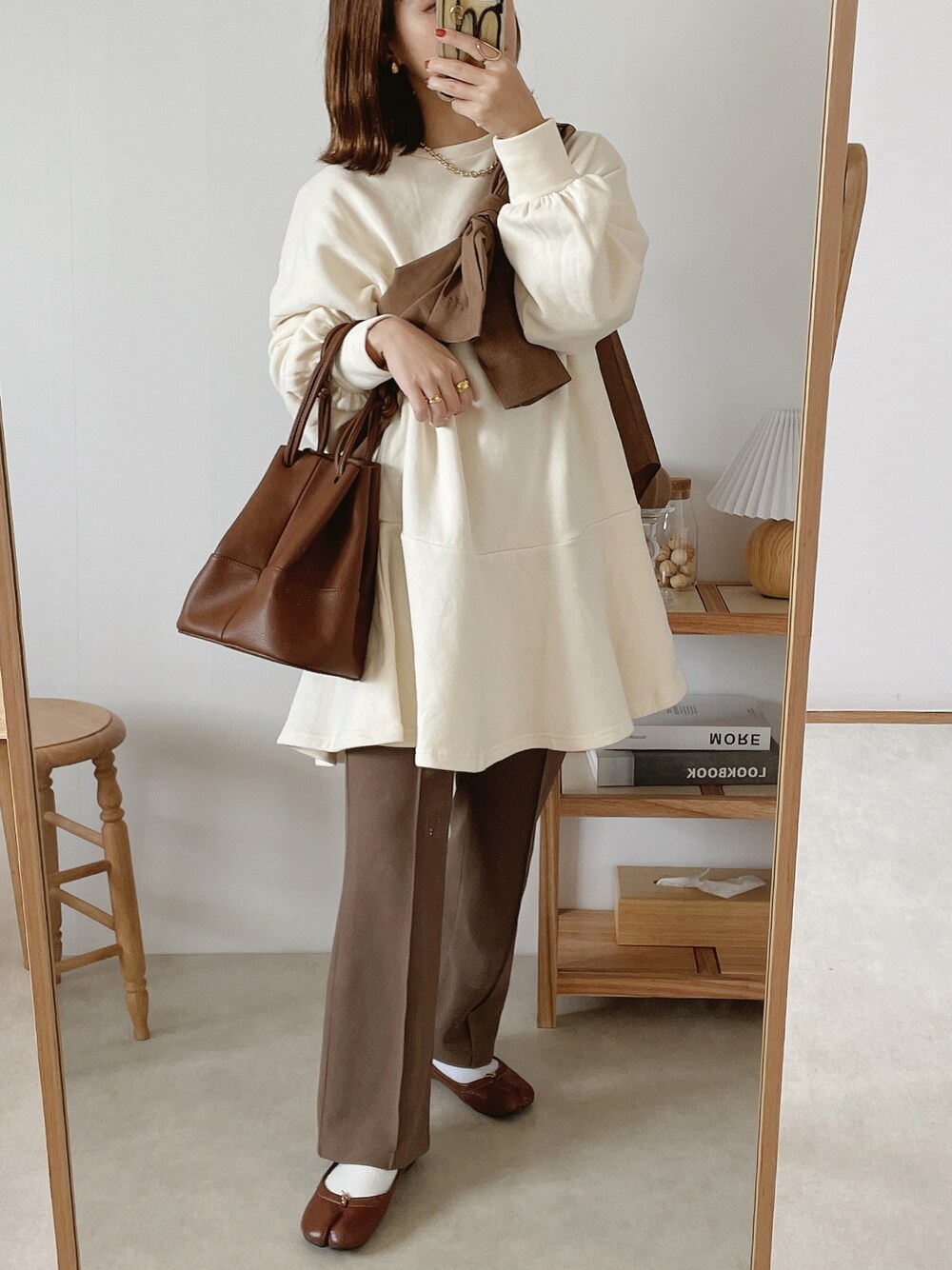 ホワイト系のワンピース、ブラウン系のショルダーバッグ、ブラウン系のその他パンツを着用したレディースの秋コーディネートの1枚目の写真