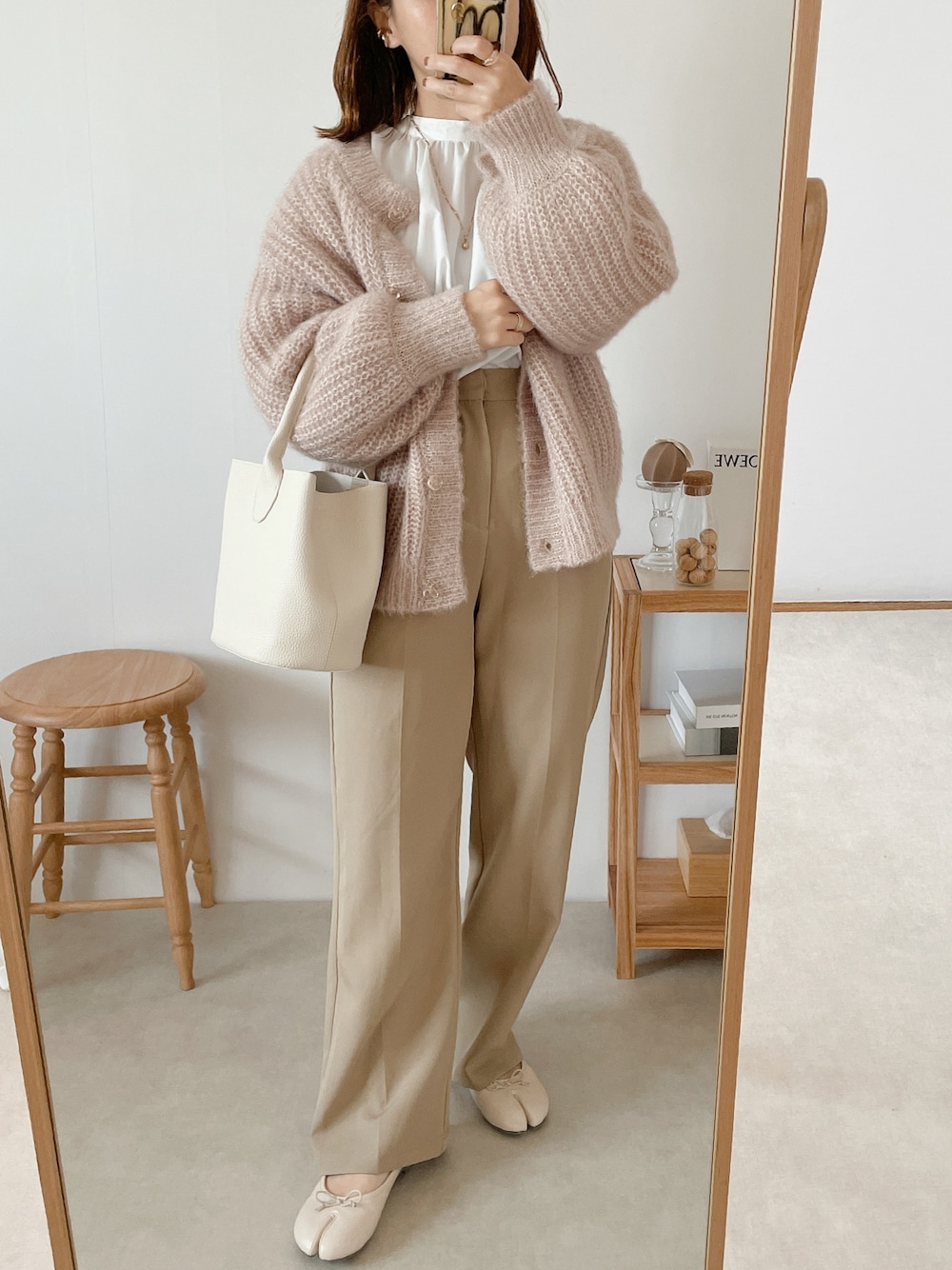 「だから秋服が好き、カジュアルコーデ、オーバーサイズ、大人カジュアル、低身長コーデ、淡色コーデ、淡色女子、ボリューム袖、しまむら」｜「RAY CASSINのダブルクロスロングパンツ[セットアップ着用可]（スラックス、ベージュ系）」を使った、yumi.さん（レディース・151cm）の秋コーディネートの1枚目の写真