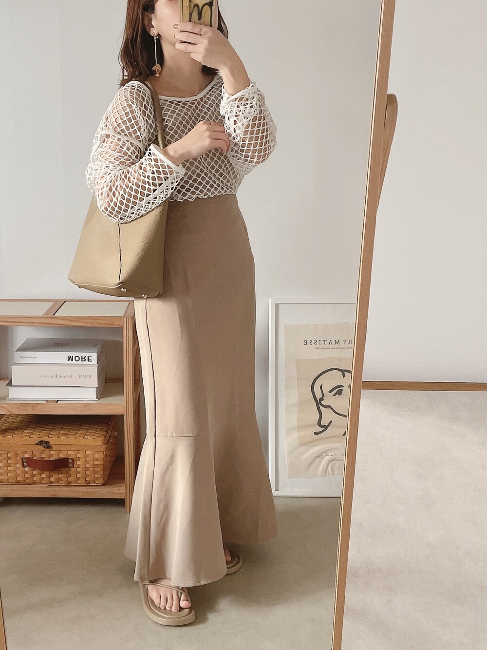 ホワイト系のTシャツ/カットソー、ベージュ系のサンダルを着用したレディースの春コーディネートの1枚目の写真