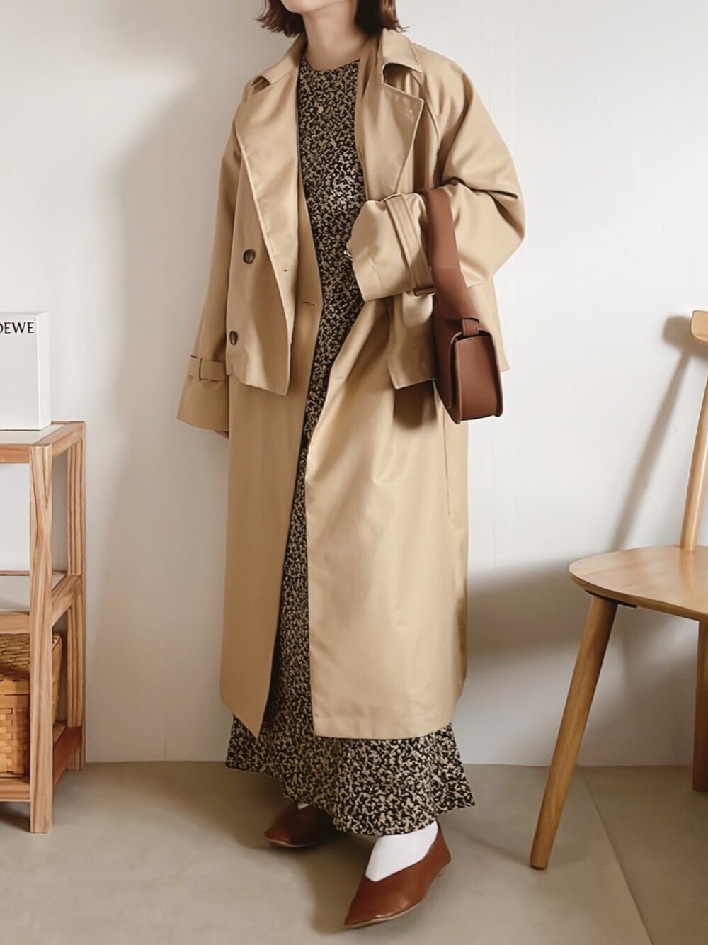 ベージュ系のワンピース、ブラウン系のショルダーバッグ、ブラウン系のパンプスを着用したレディースの冬コーディネートの1枚目の写真