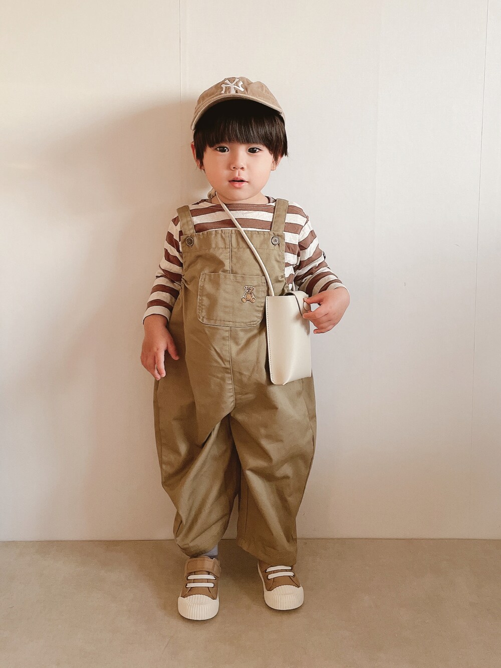 「キッズコーデ、休日コーデ、息子服、淡色コーデ、子供服、韓国ファッション、ボーダー、しまむら、サロペット」｜「BREEZEのWEB限定 デニムポケットボートネックTシャツ（Tシャツ/カットソー、ベージュ系）」を使った、yumi.さん（キッズ・90cm）の冬コーディネートの1枚目の写真
