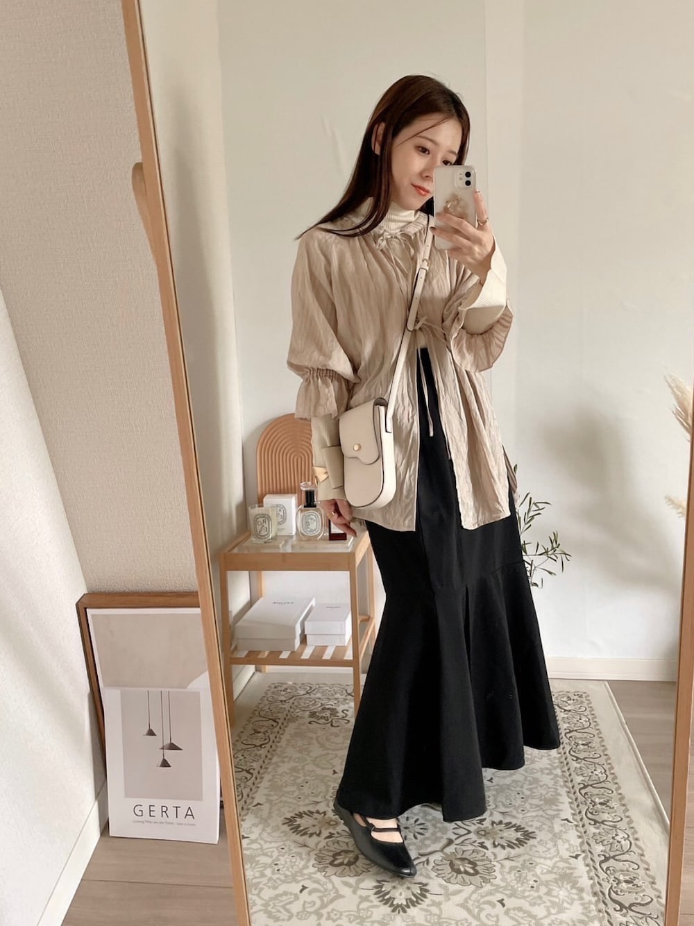 ホワイト系のシューズを着用したレディースの夏コーディネートの1枚目の写真