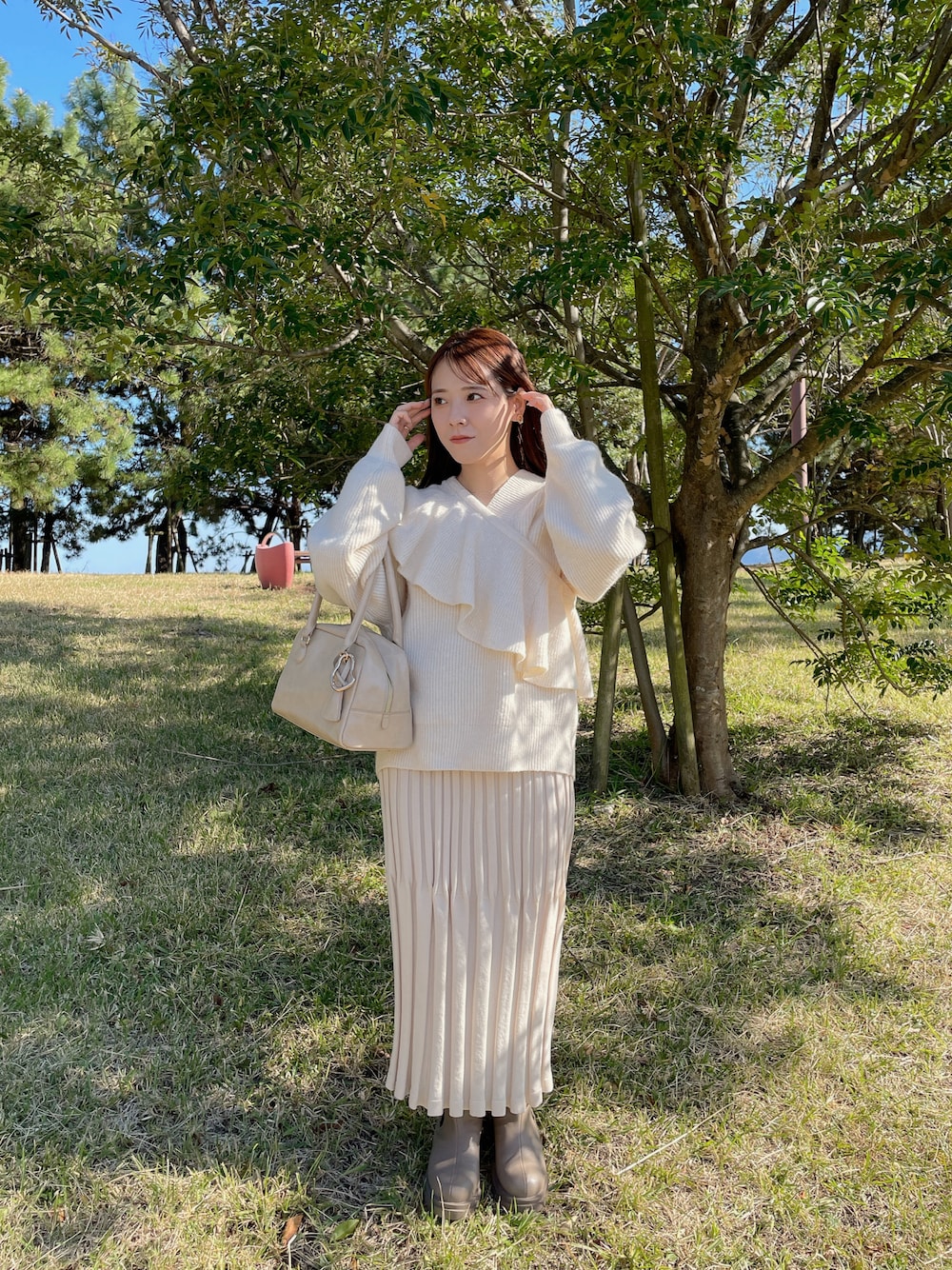 「淡色コーデ、淡色女子、大人かわいい、今日のコーデ、低身長女子、スカートコーデ、talbyyumi」｜「tal by yumi.のアイテム（バッグ、ベージュ系）」を使った、yumi.さん（レディース・151cm）の秋コーディネートの1枚目の写真