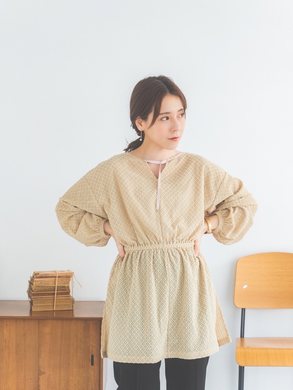 ベージュ系のシャツ/ブラウスを着用したレディースの冬コーディネートの1枚目の写真