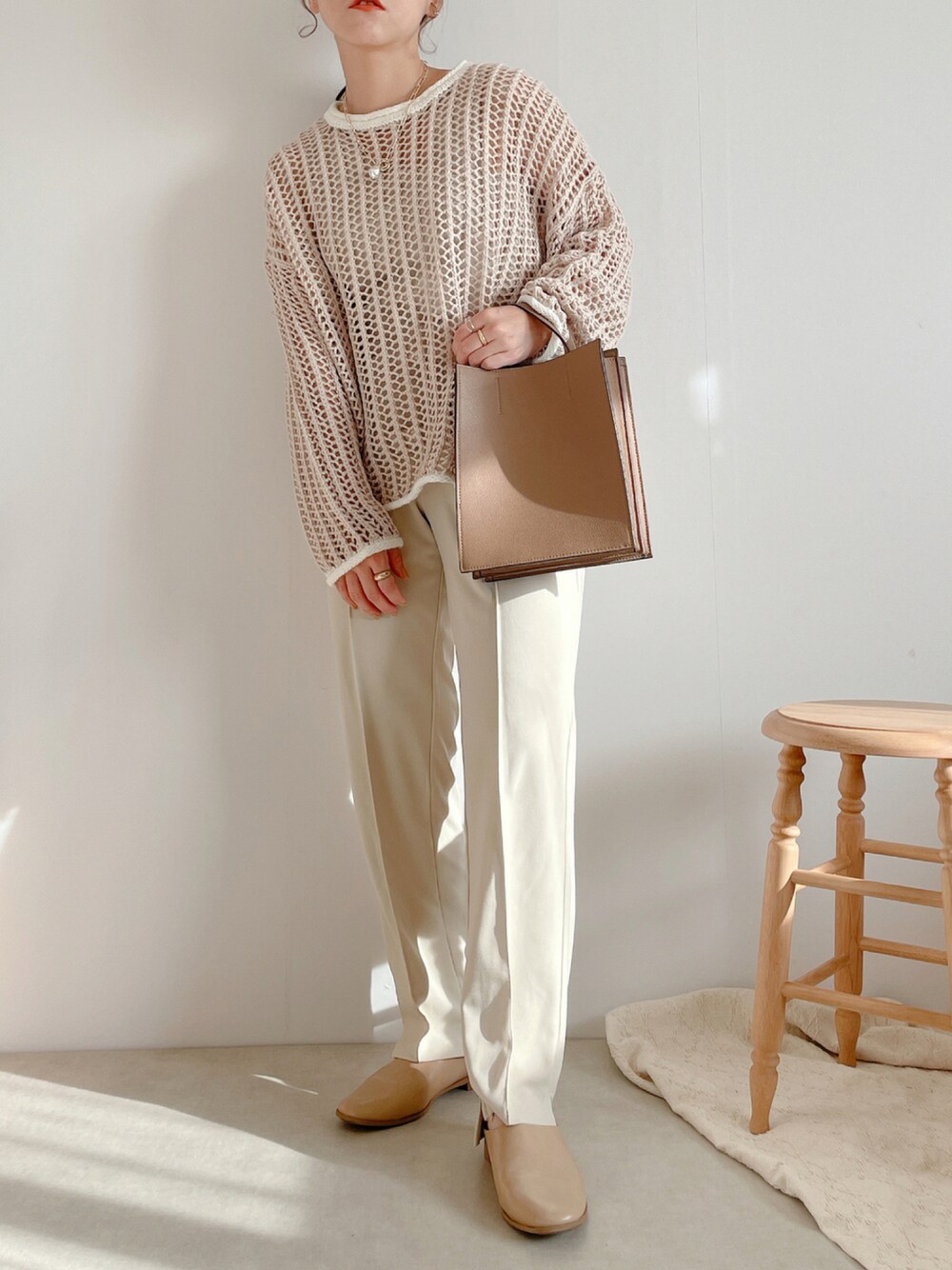 ベージュ系のニット/セーター、ベージュ系のバッグ、ベージュ系のその他シューズを着用したレディースの秋コーディネートの1枚目の写真