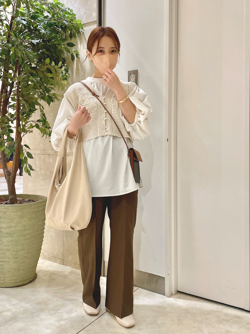 ホワイト系のシャツ/ブラウスを着用したレディースの春コーディネートの1枚目の写真