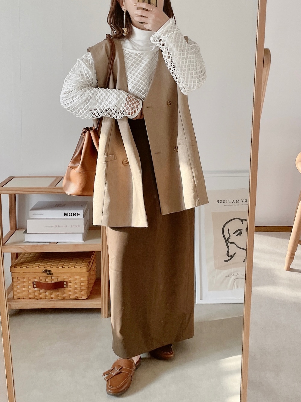 ブラウン系のスカート、ブラウン系のシューズ、ブラウン系のショルダーバッグを着用したレディースの春コーディネートの1枚目の写真