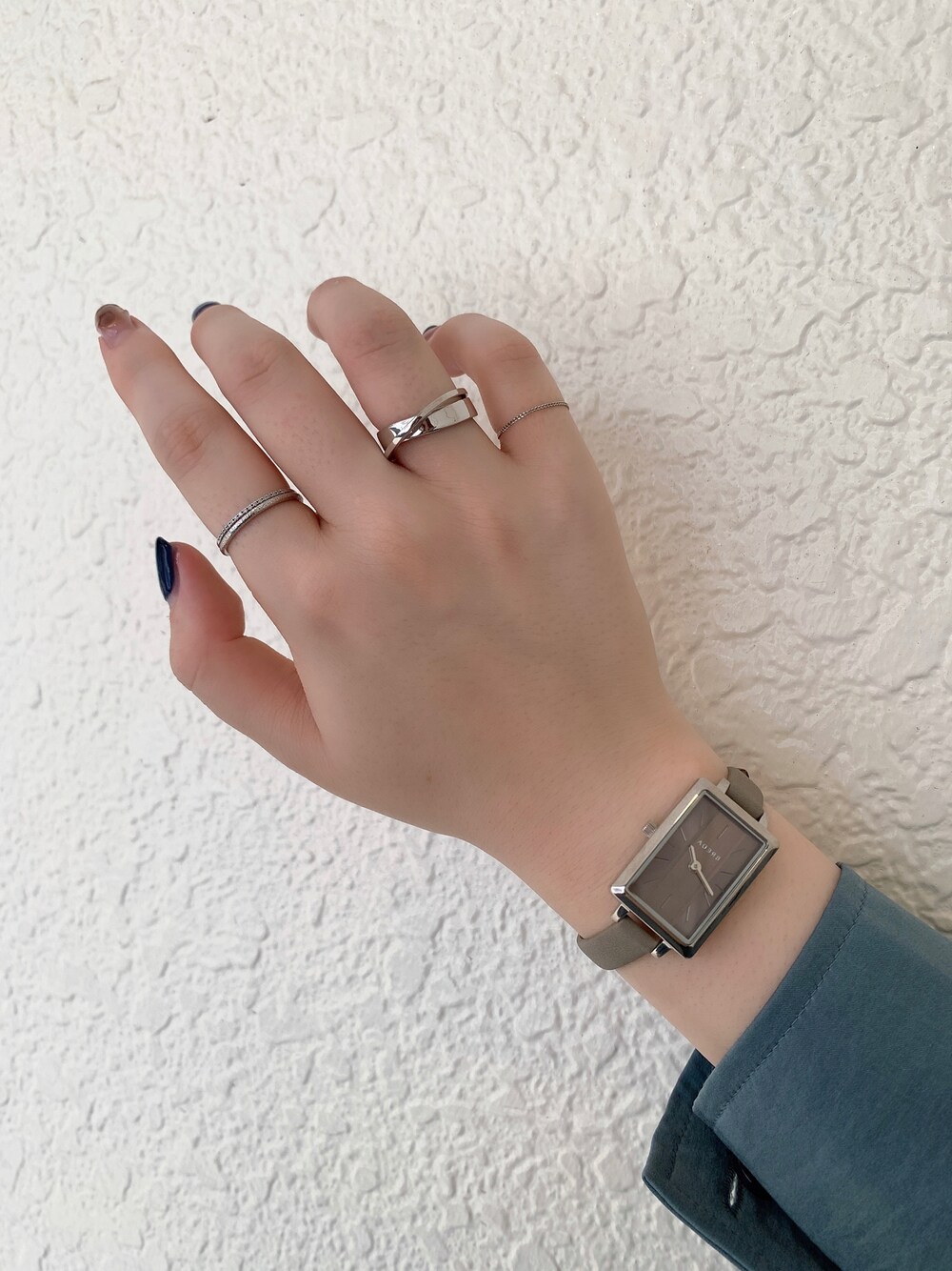 「pastierra、パティエラ、ジュエリー、時計、腕時計、リング、シルバーアクセサリー、プラチナ、チェーンリング、ホワイトゴールドアクセ、ピンキーリング、手元コーデ、リング重ね付け」｜「PAS TIERRAのEVA（腕時計、グレー系）」を使った、sayacoさん（レディース・158cm）の秋コーディネートの1枚目の写真