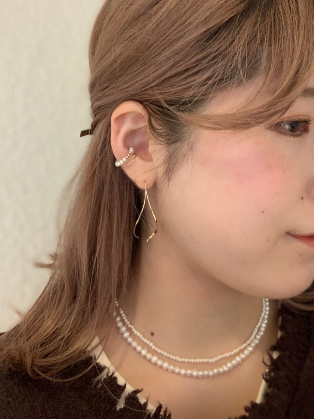 「pastierra、パティエラ、ジュエリー、ネックレス、ロングネックレス、2連ネックレス、パールネックレス、パールアクセ、結婚式、イヤーマフ、ピアス、K10、耳元コーデ、華奢アクセ、ゴールドアクセ」｜「PAS TIERRAの【Ray】K10ワープカールピアス（ピアス（両耳用）、ゴールド系）」を使った、sayacoさん（レディース・158cm）の秋コーディネートの1枚目の写真