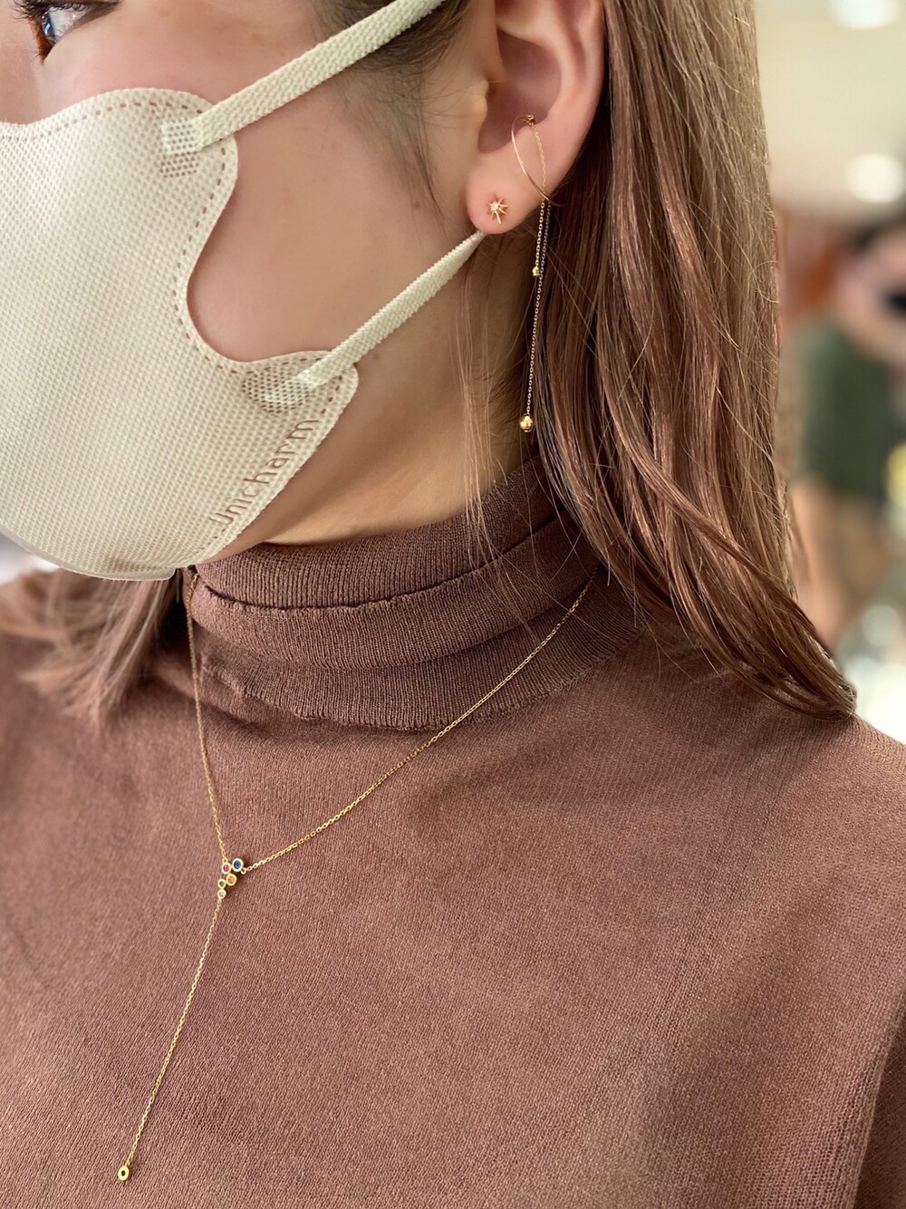 ゴールド系のネックレス、ゴールド系のイヤーカフ、ゴールド系のピアス(片耳用)を着用したレディースの秋コーディネートの1枚目の写真