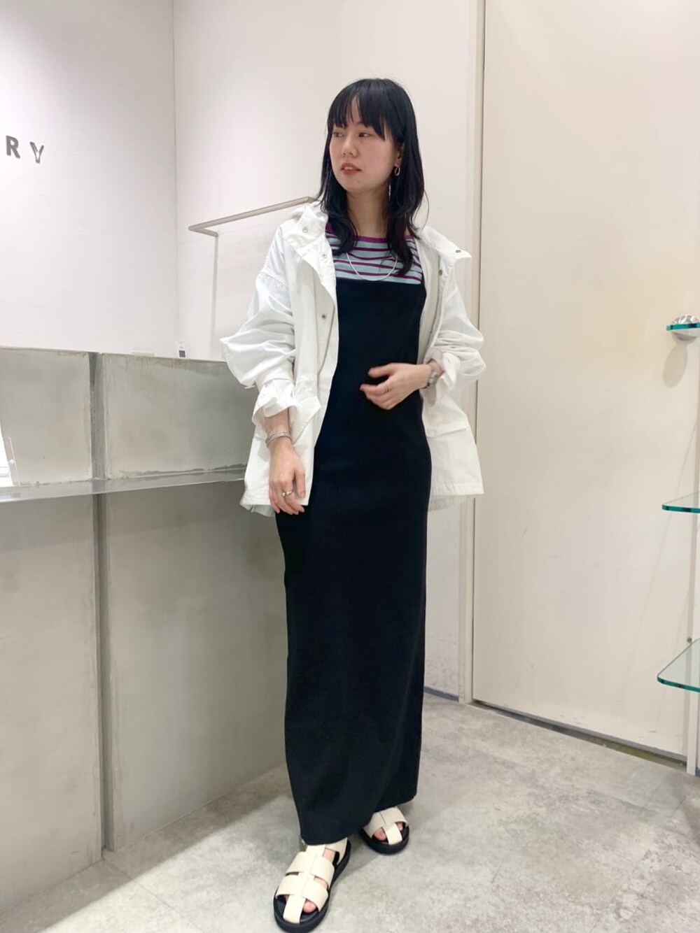 「カジュアルコーデ、春服、ゆるコーデ、オトナカジュアル、大人かわいい、着回しコーデ、キャミワンピース、SHENERY、ボーダー」｜「SHENERYの総針ニットタイトマキシキャミワンピース（ワンピース、ブラック系）」を使った、TOKUMURA_161cmさん（レディース・161cm）の冬コーディネートの1枚目の写真