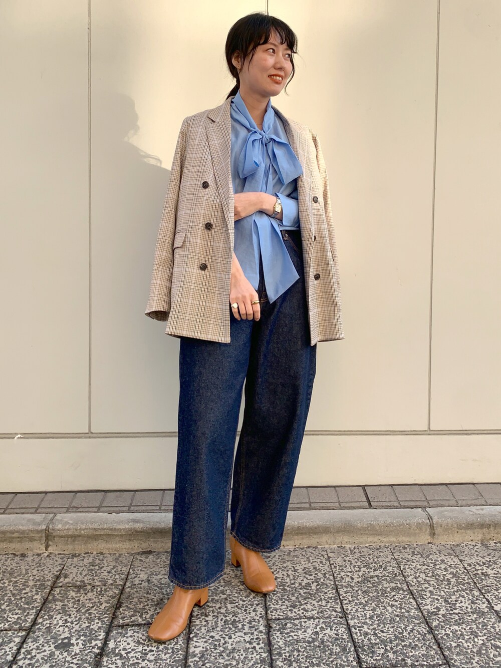 ブラウン系のブーツ、ブルー系のデニムパンツ、ブルー系のシャツ/ブラウスを着用したレディースの冬コーディネートの1枚目の写真