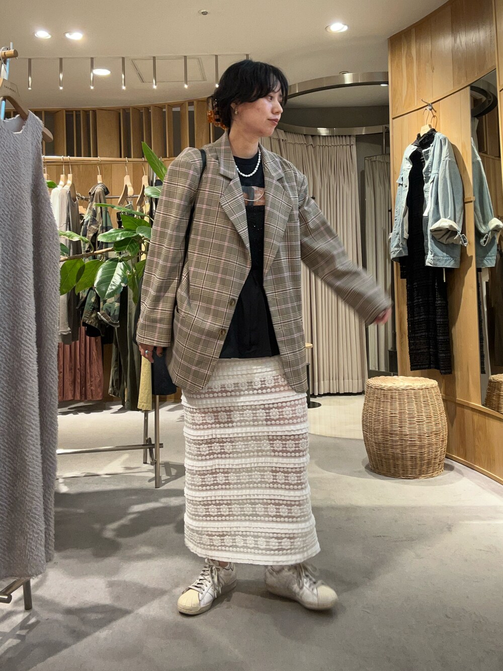 「春服コーデ、休日スタイル、大人カジュアル、オトナカジュアル、大人コーデ、今日のコーデ、ootd、ジャケット、レーススカート、SHENERY」｜「SHENERYのビッグショルダーチェックジャケット（テーラードジャケット、ベージュ系）」を使った、TOKUMURA_161cmさん（レディース・161cm）の春コーディネートの1枚目の写真
