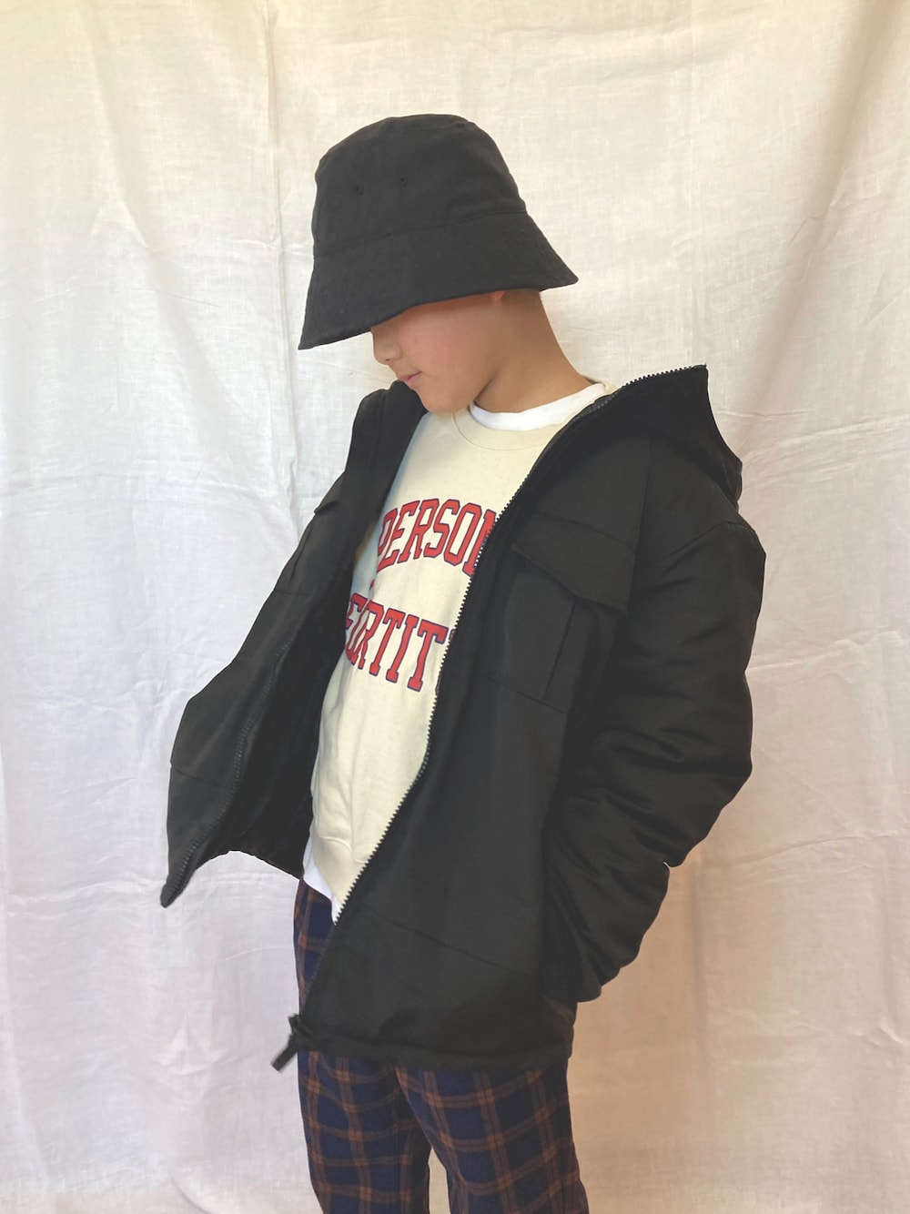 「チェック、チェックパンツ、カジュアル、冬コーデ、男の子、プチプラ、着回しコーデ、カレッジスウェット、バケットハット、おしゃれさんと繋がりたい、休日コーデ、お出かけコーデ、冬アウター、グローバルワーク(GLOBAL WORK)、ユニクロ」｜「BIG FIELDのカレッジスウェット（80～150cm）（スウェット、ホワイト系）」を使った、  Nです。 さん（キッズ・145cm）の冬コーディネートの1枚目の写真