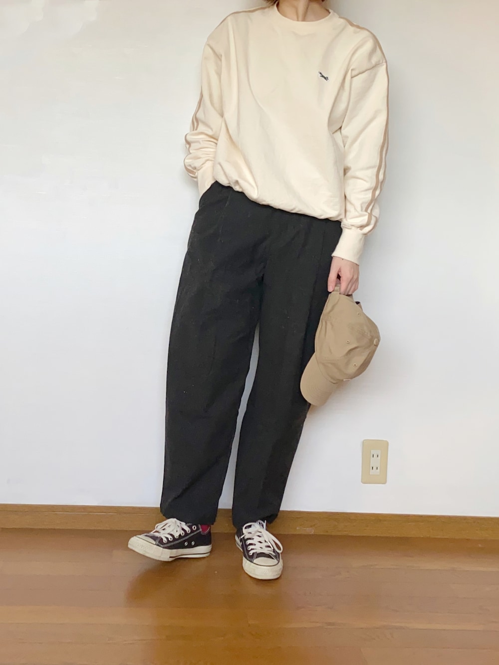 「休日スタイル、シンプル、骨格ナチュラル、スエット、無印良品、FREAK’Ｓ STORE、converse、Danton、モノトーン、キャップ、秋冬、モノトーンコーデ」｜「FREAK'S STOREのTOWN CRAFT × FREAK'S STORE/タウンクラフト  別注 ラインスウェット（スウェット、ホワイト系）」を使った、あか＊さん（レディース・161cm）の秋コーディネートの1枚目の写真