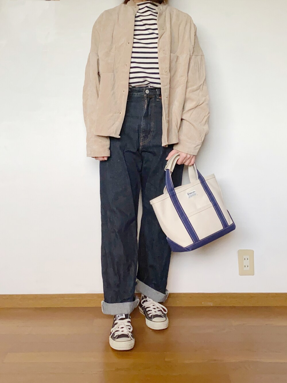 「シンプル、秋服コーデ、パンツコーデ、URU、urbanresearch_items、orcival、FREAK’Ｓ STORE、converse、コーデュロイシャツ、デニムパンツ、ボーダートップス」｜「ITEMS URBANRESEARCHのコーデュロイビッグシャツ（シャツ/ブラウス、ベージュ系）」を使った、あか＊さん（レディース・161cm）の秋コーディネートの1枚目の写真