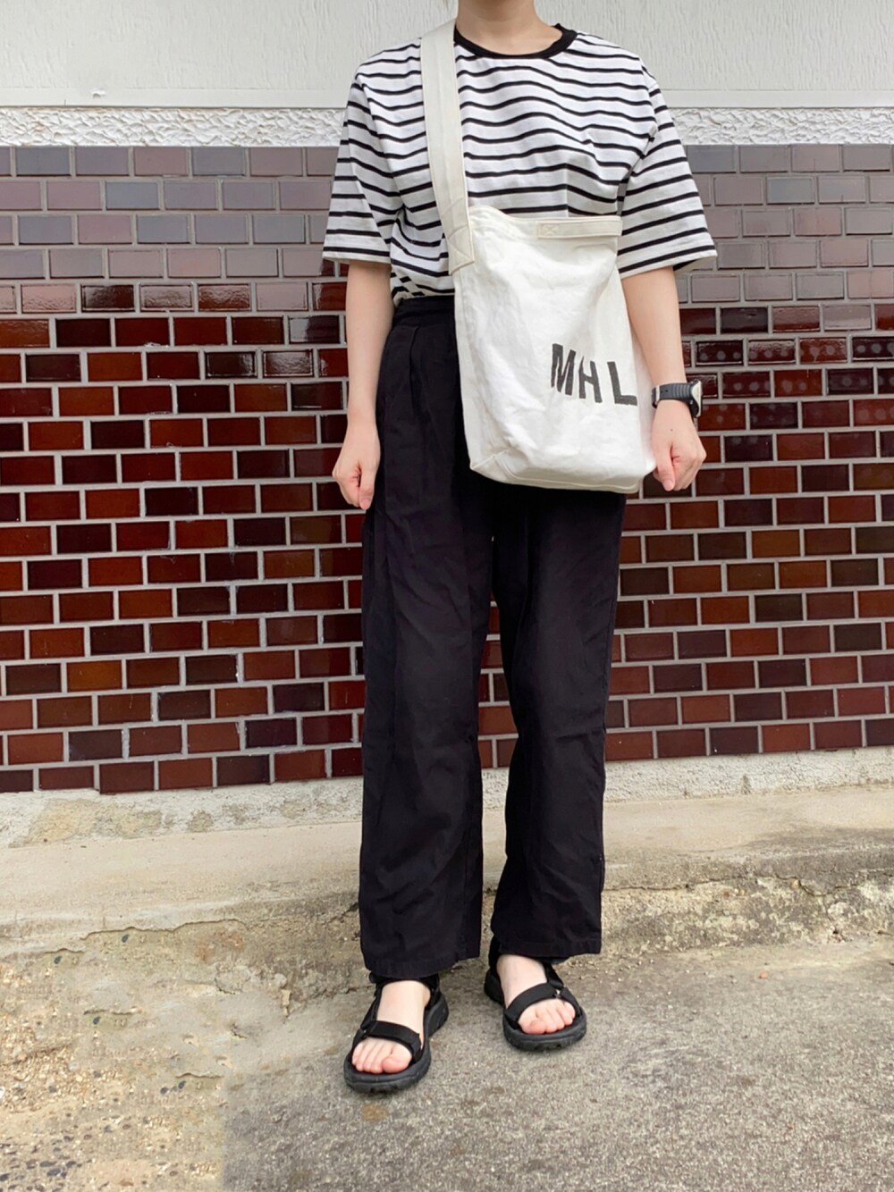 その他のTシャツ/カットソー、ブラック系のパンツ、ブラック系のサンダルを着用したレディースの夏コーディネートの1枚目の写真