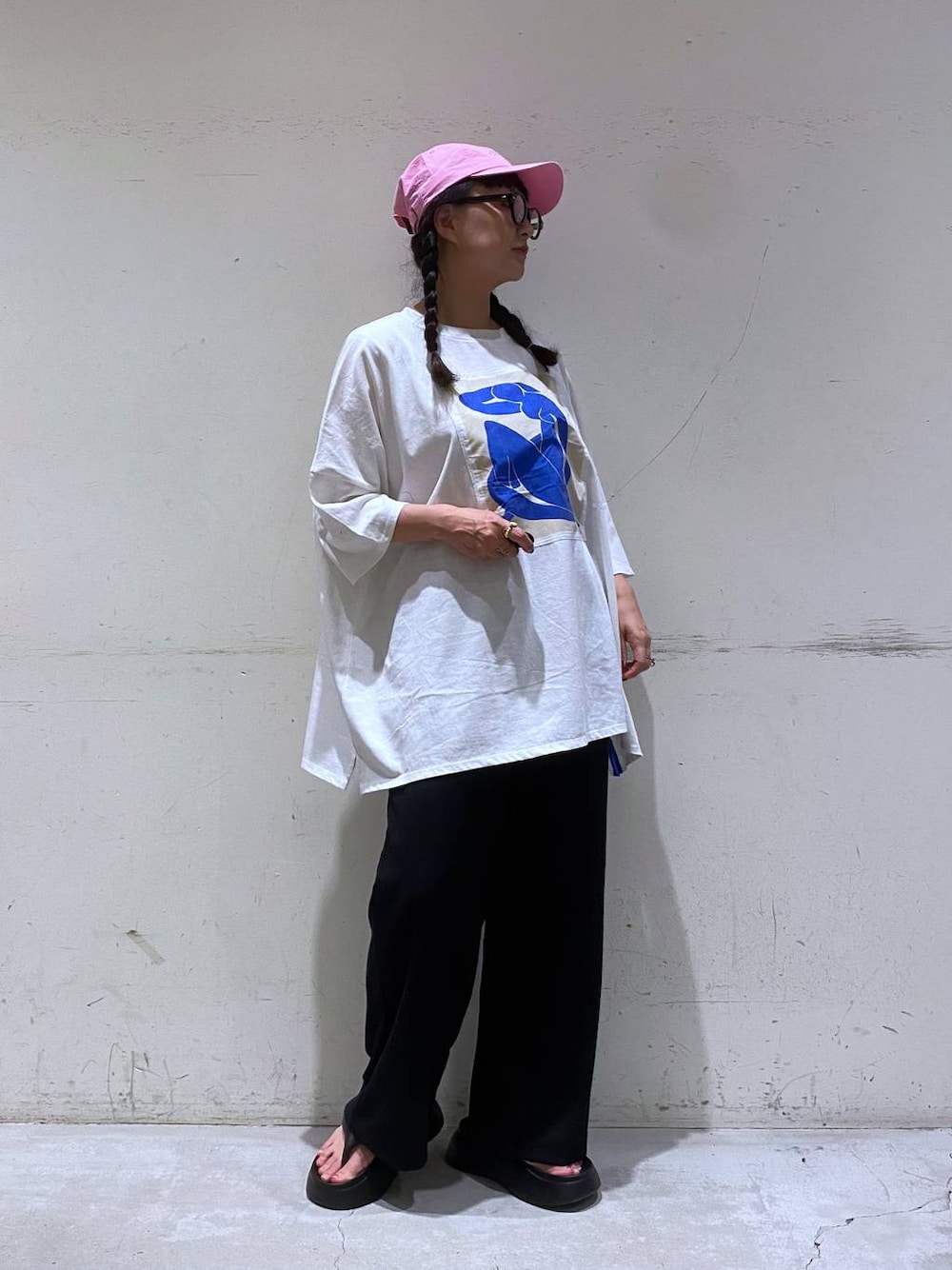 「niko and ...、nikoand...loves、夏コーデ、ピクニック、キャンプ、旅行、海外旅行、海」｜「niko and...のオリジナルニコモコトングサンダル（サンダル、ブラック系）」を使った、K2aさん（レディース・161cm）の夏コーディネートの1枚目の写真