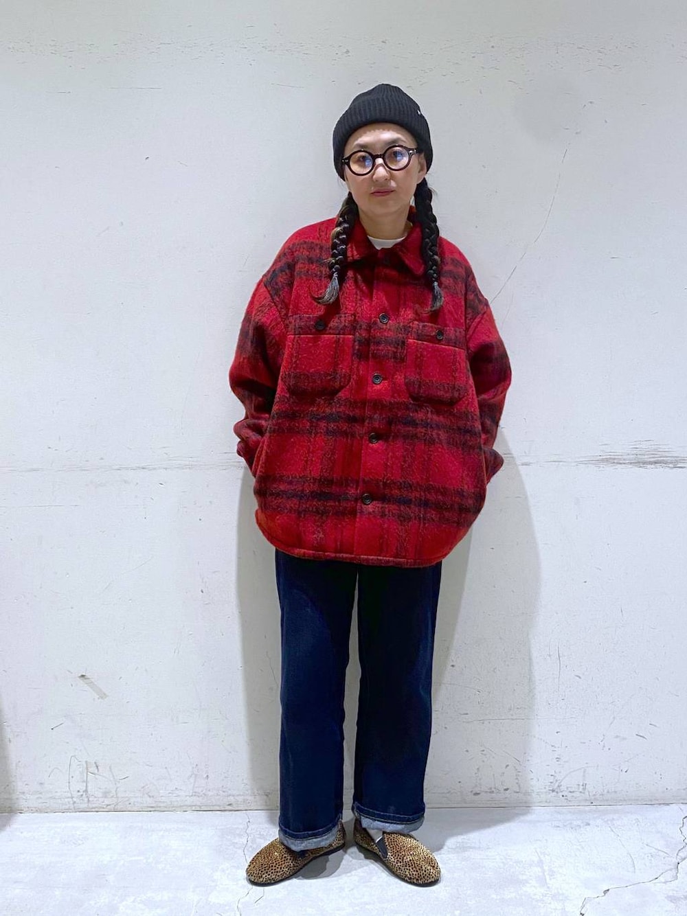 ブルー系のデニムパンツ、レッド系のその他アウター、ブラック系のニットキャップ/ビーニーを着用したレディースの秋コーディネートの1枚目の写真