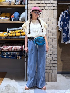 ボディバッグ/ウエストポーチ（ブルー系）を使った人気ファッション