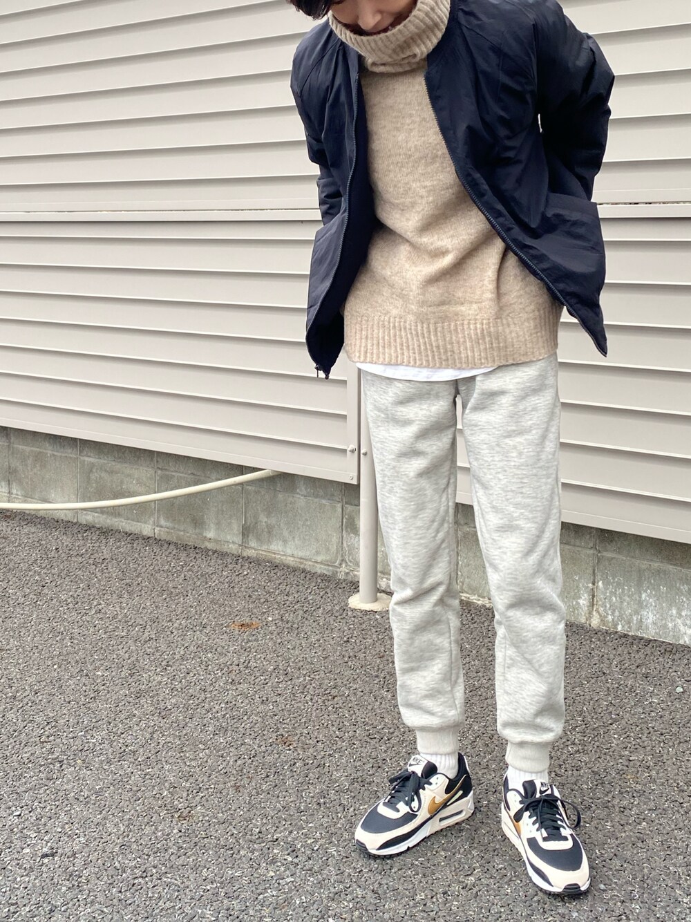 「GAP、コカ(coca)、UNIQLO、エアマックス、スウェット、タートルニット、NIKE AIR MAX、ボア、スニーカー」｜「UNIQLOのボアスウェットパンツ（丈標準69～70cm）（その他パンツ、グレー系）」を使った、anna.さん（レディース・161cm）の冬コーディネートの1枚目の写真
