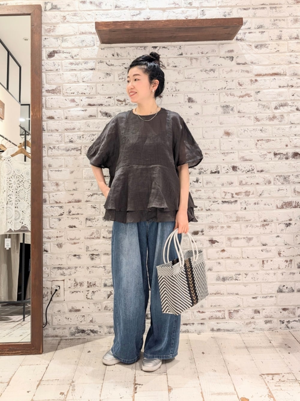 「モノトーン、シアートップス、夏服コーデ、大人コーデ、キレイめカジュアル、今日のコーデ、パンツスタイル、おしゃれさんと繋がりたい、シンプルカジュアル、150cm台コーデ、低身長女子、pualcecin」｜「PUAL CE CINの【＠sein___000企画】ラミー2枚重ね後ろリボンペプラムブラウス（シャツ/ブラウス、ブラック系）」を使った、masumoさん（骨格ウェーブ・レディース・155cm）の春コーディネートの1枚目の写真