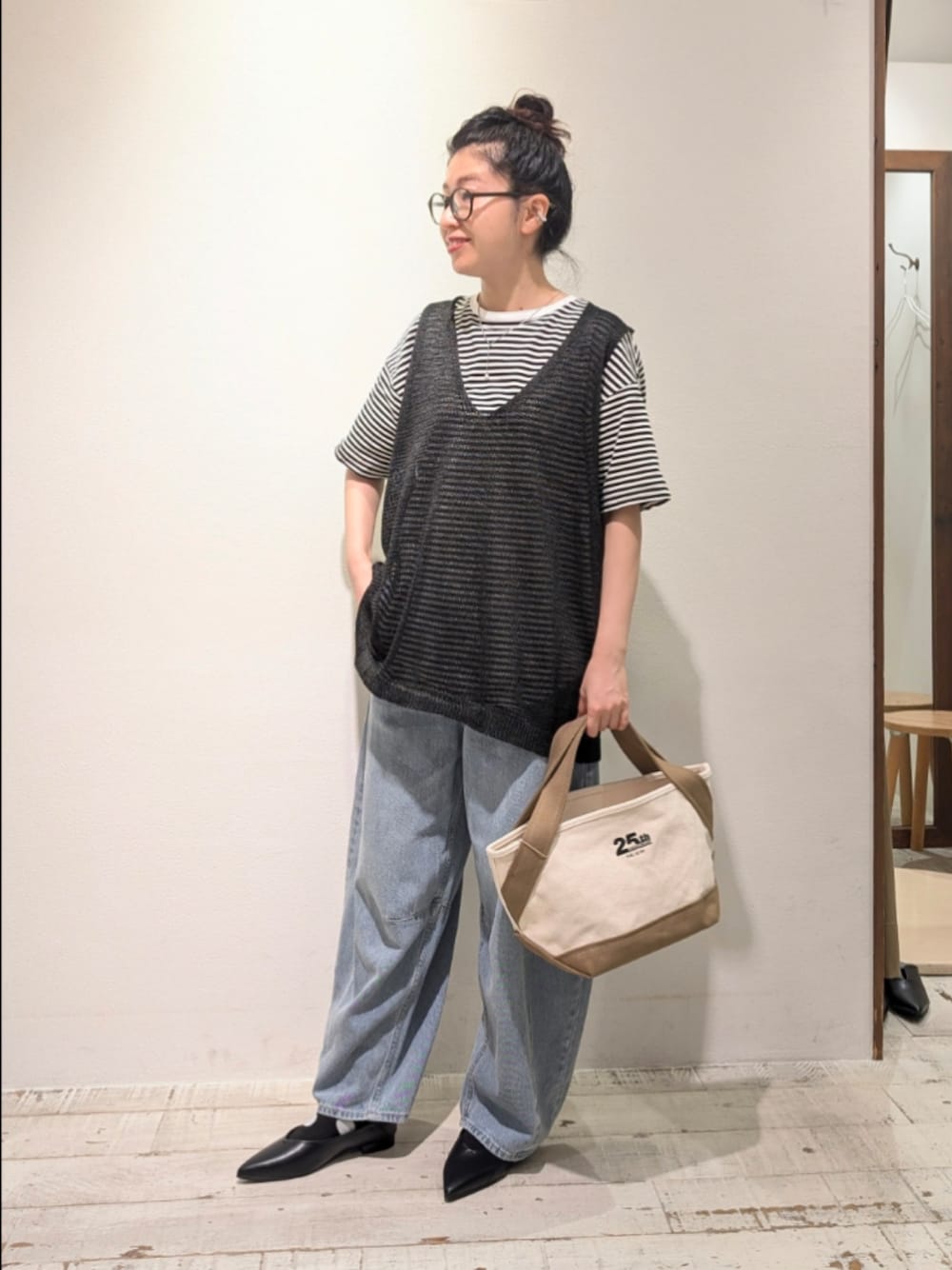 「デニム、夏服コーデ、ゆるコーデ、パンツコーデ、涼しいコーデ、ラフコーデ、夏だ！Tシャツ着よう！、シンプルスタイル、夏服、低身長女子、夏コーデ、秋服準備はじめました、デニムパンツ、ピュアルセシン、pualcecin」｜「PUAL CE CINのテープヤーン Vネックベスト（ベスト、ブラック系）」を使った、masumoさん（骨格ウェーブ・レディース・155cm）の夏コーディネートの1枚目の写真
