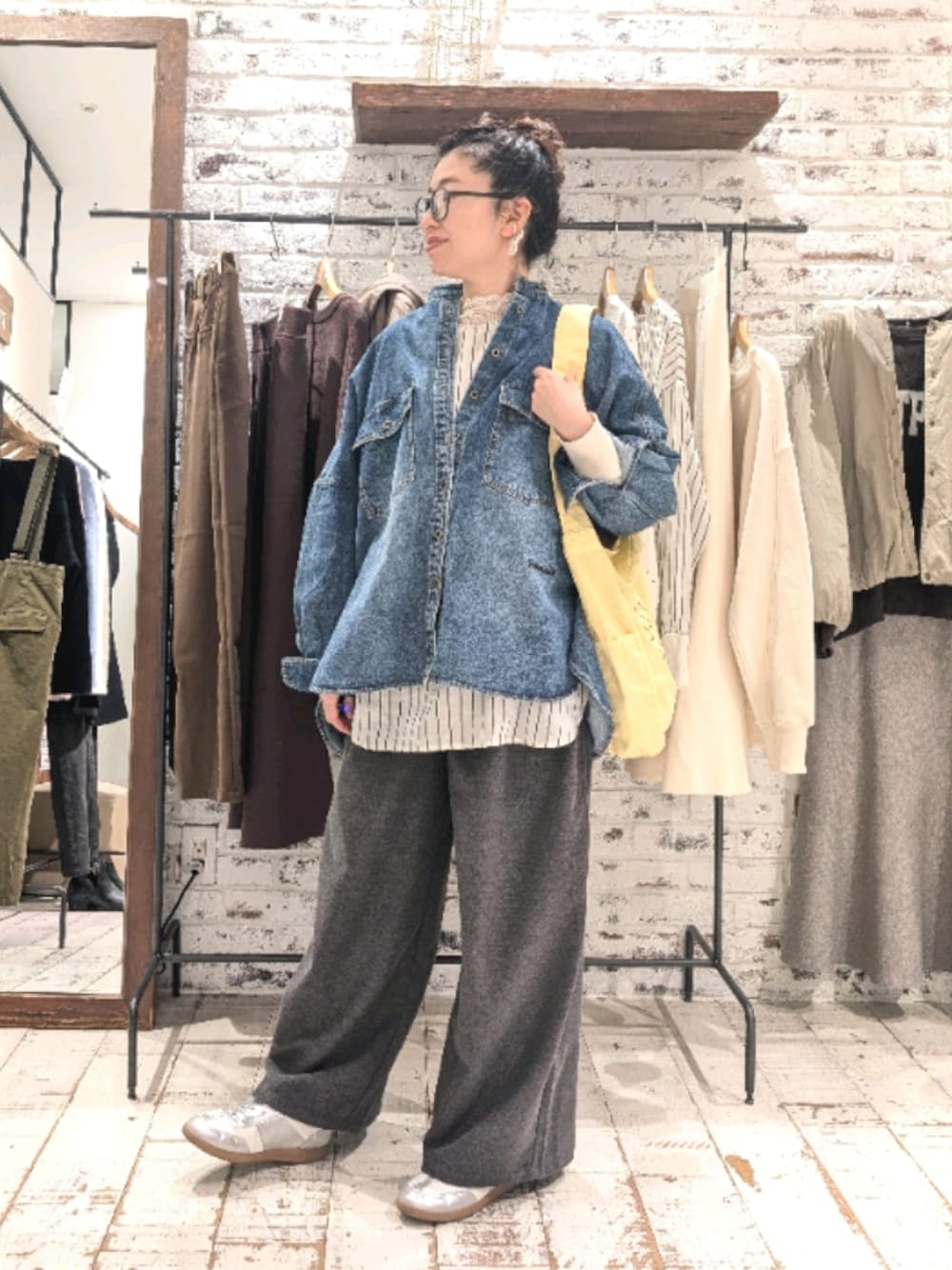 「冬コーデ、モノトーン、デニム、テーマパークコーデ、クリスマスに着たい服、オトナカジュアル、パンツスタイル、お出かけコーデ、大人可愛い、ピュアルセシン、pualcecin、デニムシャツ」｜「PUAL CE CINのヴィンテージライクデニムバンドカラーシャツ（シャツ/ブラウス、ブルー系）」を使った、masumoさん（レディース・155cm）の冬コーディネートの1枚目の写真