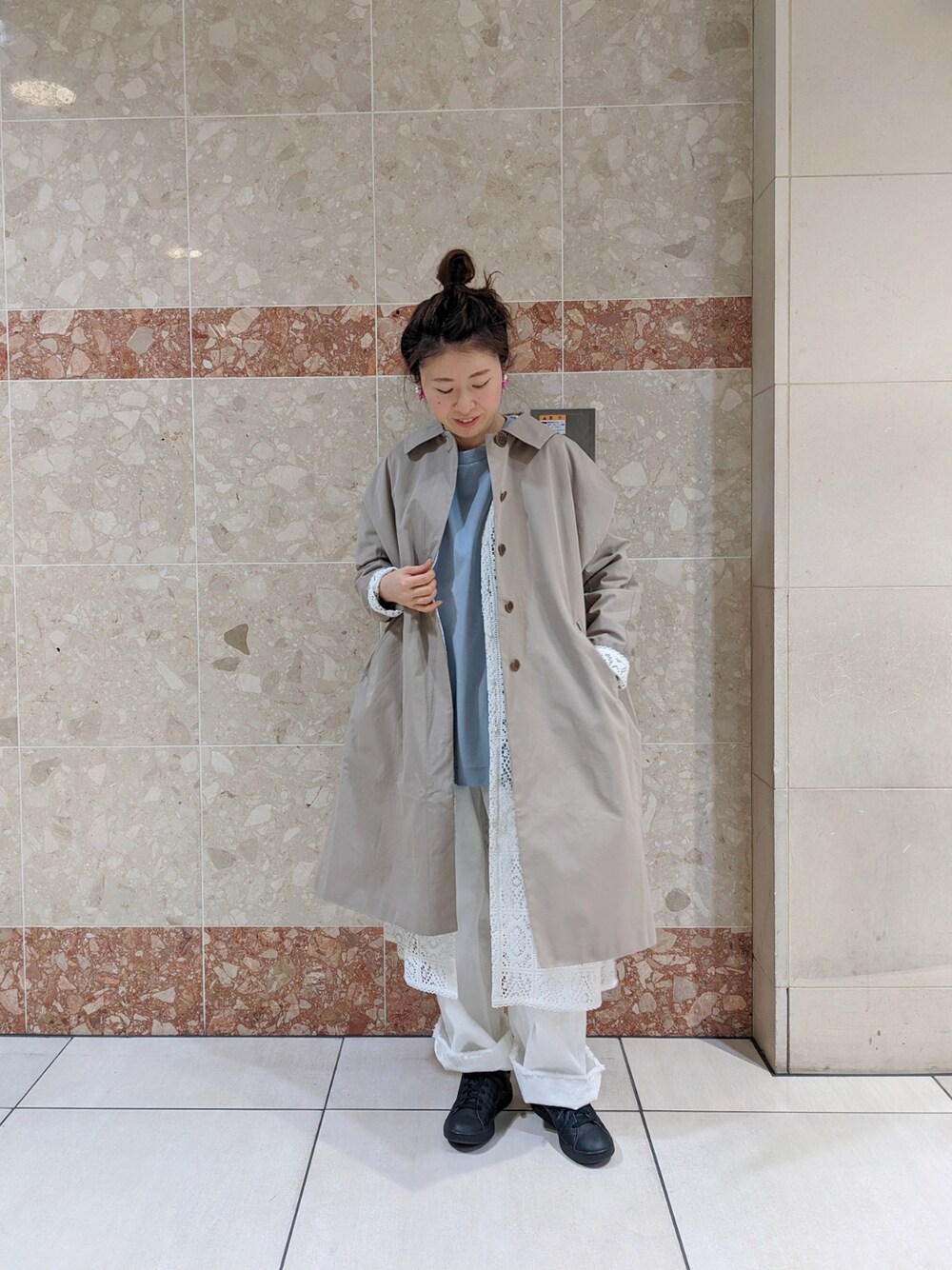 「休日コーデ、大人カジュアル、春カラー、お洒落さんとつながりたい、シンプルコーデ、ピュアルセシン、pualcecin、きれいめカジュアル、プチプラコーデ、春コート」｜「PUAL CE CINのルーズカツラギＪＡＰＡＮデニムパンツ（その他パンツ、ホワイト系）」を使った、masumoさん（レディース・155cm）の春コーディネートの1枚目の写真