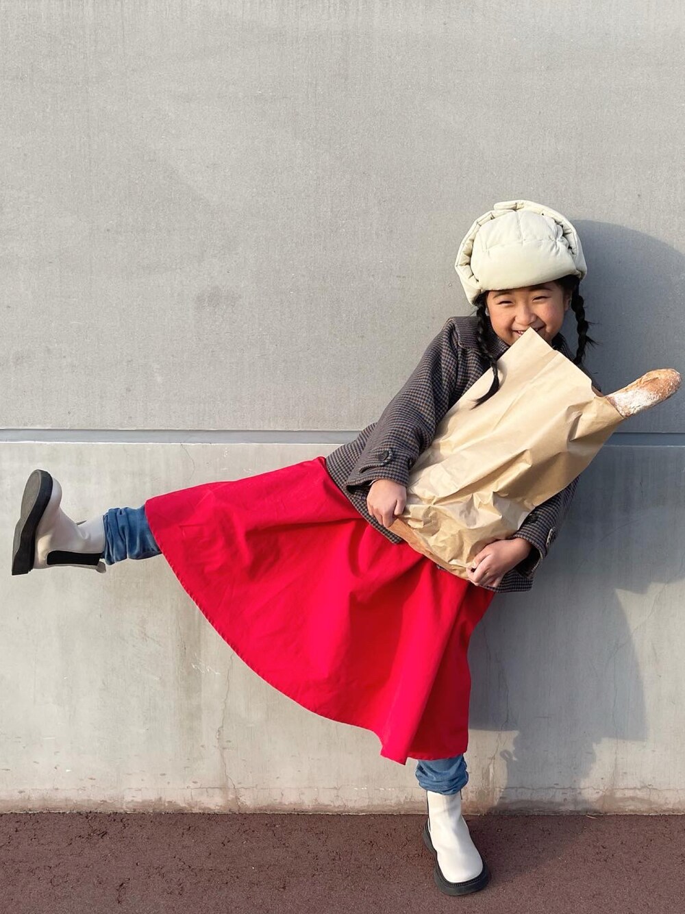「キッズファッション、女の子コーデ、kids、おしゃれさんと繋がりたい、lowrysfarmkids、セーラーカラー、コート、スカート、ブーツ、フラットシューズ、今日のコーデ、おんなのこ、ootd、赤、マイベストコーデ2022」｜「LOWRYS FARMのナカワタフライトＨＡＴ　122815（ハット、ホワイト系）」を使った、Neneneさん（キッズ・110cm）の秋コーディネートの1枚目の写真