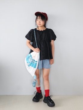「Lycee mine（リセマイン）のコットンレースパフスリーブシャーリングブラウス（シャツ/ブラウス、ブラック系）」を使った、Neneneさん（キッズ・140cm）の春コーディネート