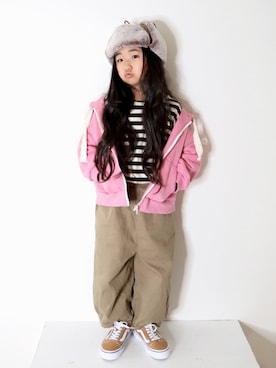 「NHT（エヌエイチティー）のアイテム（パンツ）」を使った、Neneneさん（キッズ・110cm）の冬コーディネート