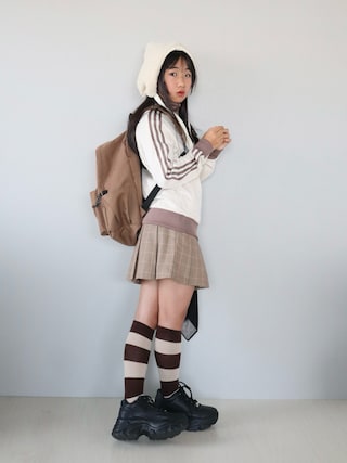 「Shoes in Closet(シューズインクローゼット)の【人気カラー再入荷中】☆かわいく盛れる 軽量 厚底 ボリュームソール ファスナーつき ミッドカット スニーカー 1929(スニーカー)」を使った、Neneneさん(キッズ・144cm)の秋コーディネート