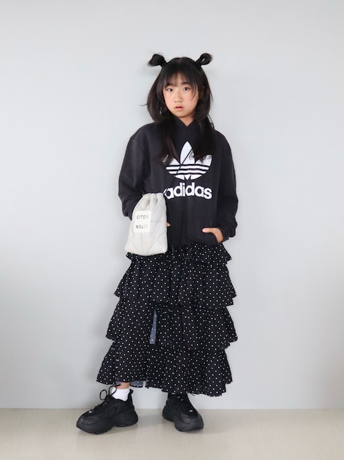 「LOWRYS FARM(ローリーズファーム)のドットティアードロングスカート 601915(スカート)」を使った、Neneneさん(キッズ・142cm)の秋コーディネート