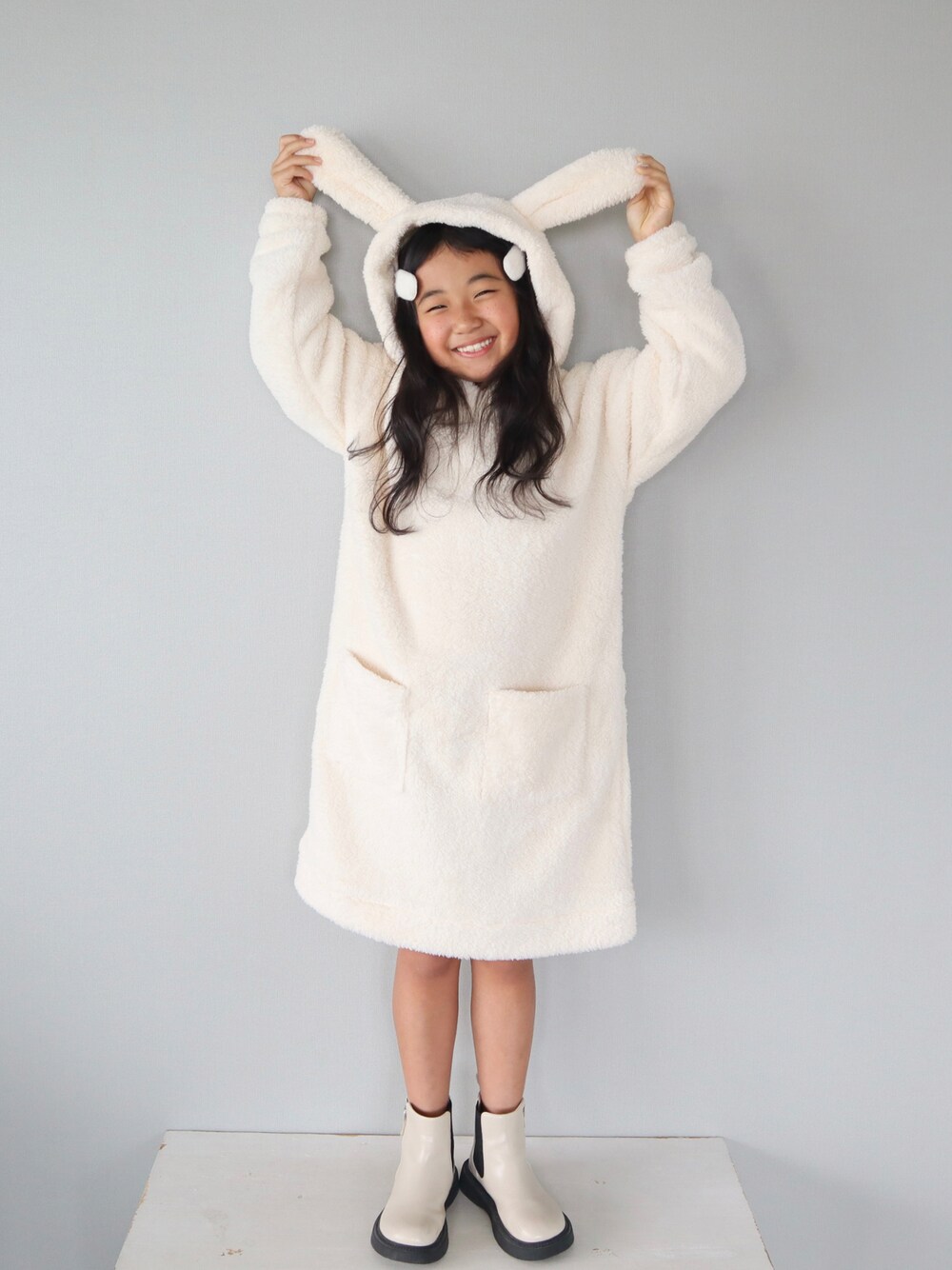 「秋服まるっと大公開、キッズファッション、おんなのこ、ホワイト、ホワイトコーデ、ブーツ、プチプラ、ワンピース、ボア、リセマイン、秋コーデ、休日スタイル、秋服準備はじめました、ワントーンコーデ、淡色コーデ」｜「Lycee mineの【ハロウィン】ねことうさぎボアワンピース（ワンピース、ベージュ系）」を使った、Neneneさん（キッズ・110cm）の秋コーディネートの1枚目の写真
