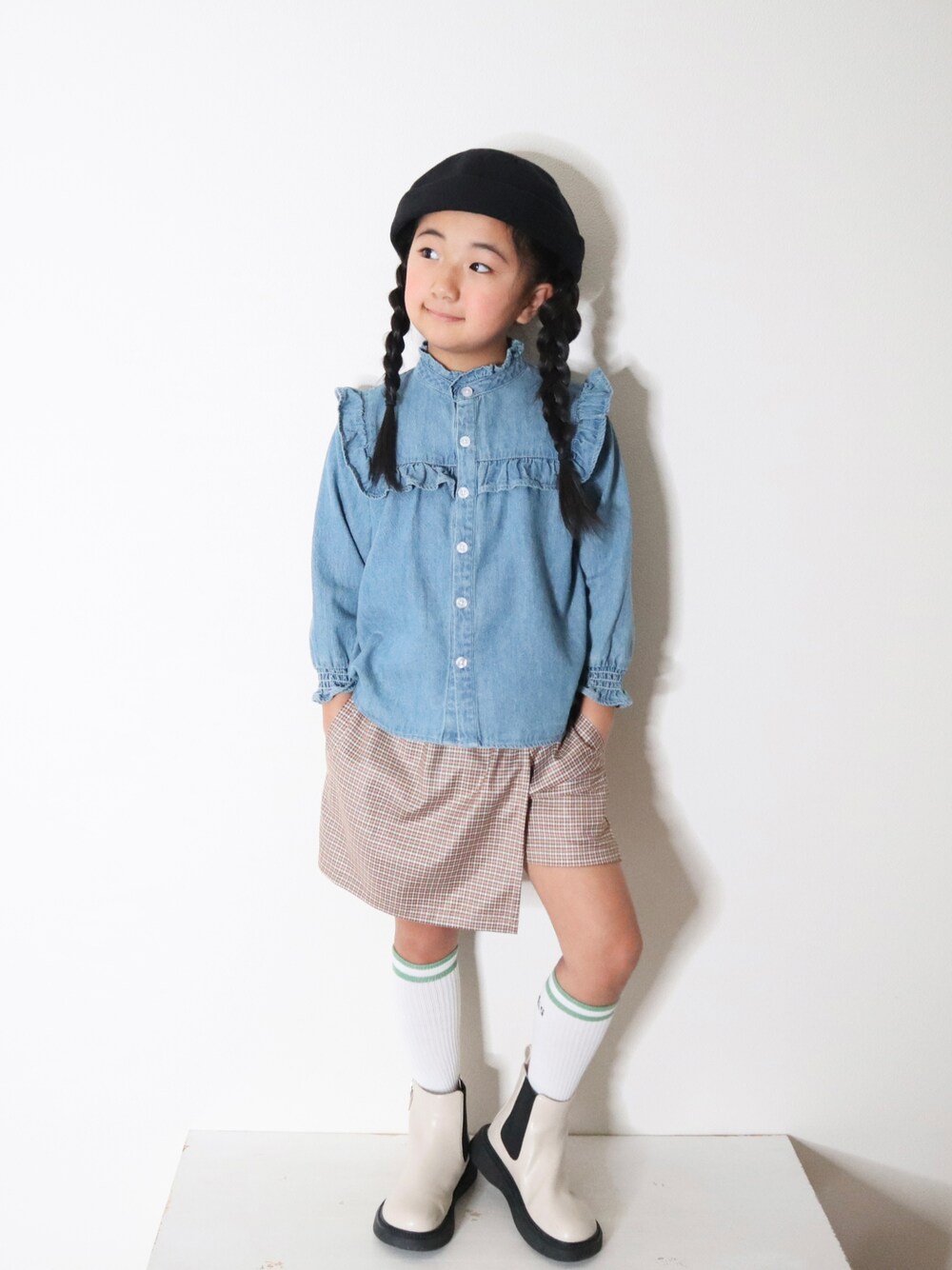 ブルー系のシャツ/ブラウス、ブラウン系のその他パンツ、ベージュ系のブーツを着用したキッズの冬コーディネートの1枚目の写真