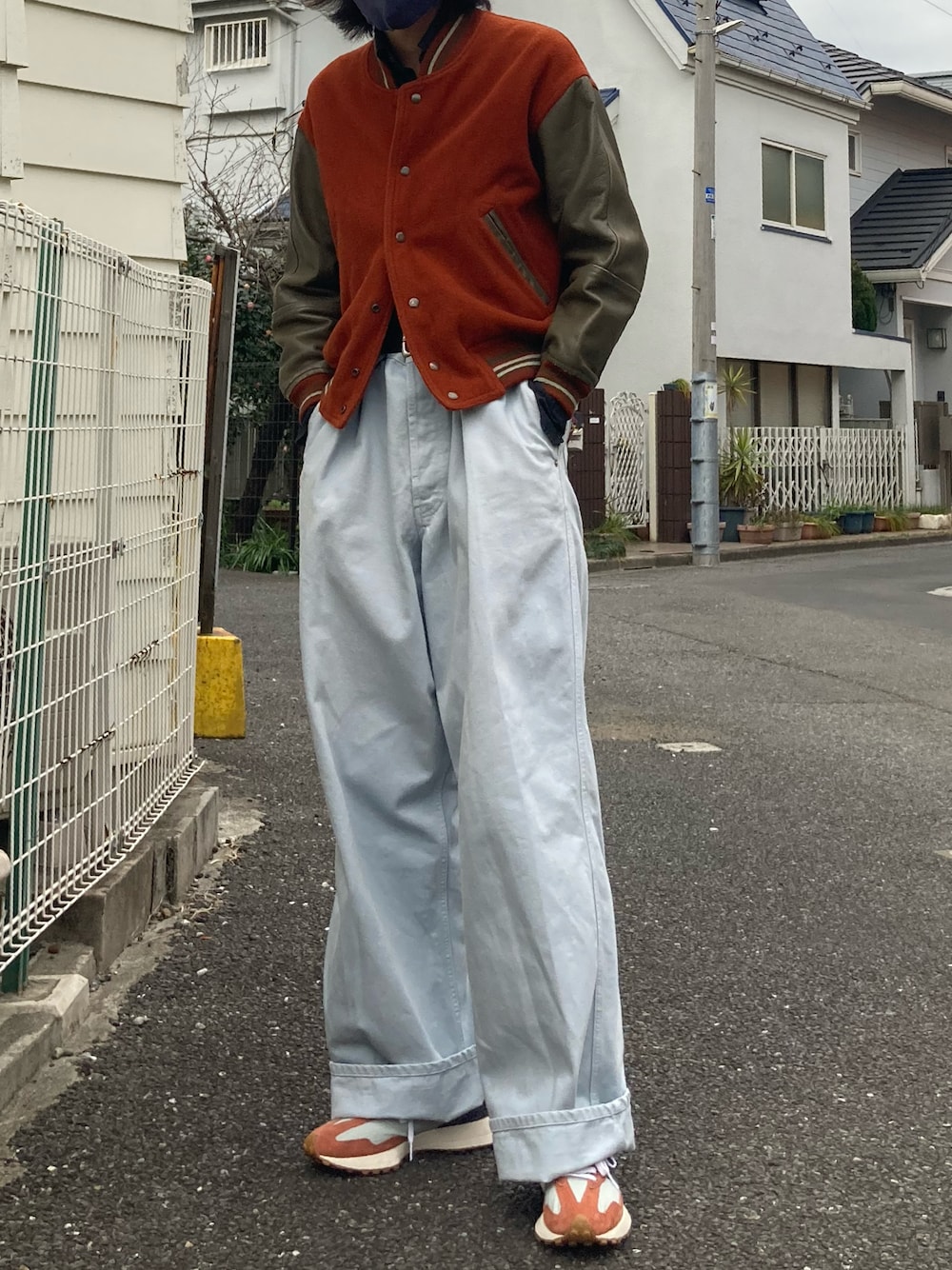 「driesvannoten、New Balance、vintage、スタジャン、ワイドデニム、古着MIX、冬コーデ」｜「VINTAGEのアイテム（スタジャン、オレンジ系）」を使った、因果さん（メンズ・182cm）の冬コーディネートの1枚目の写真