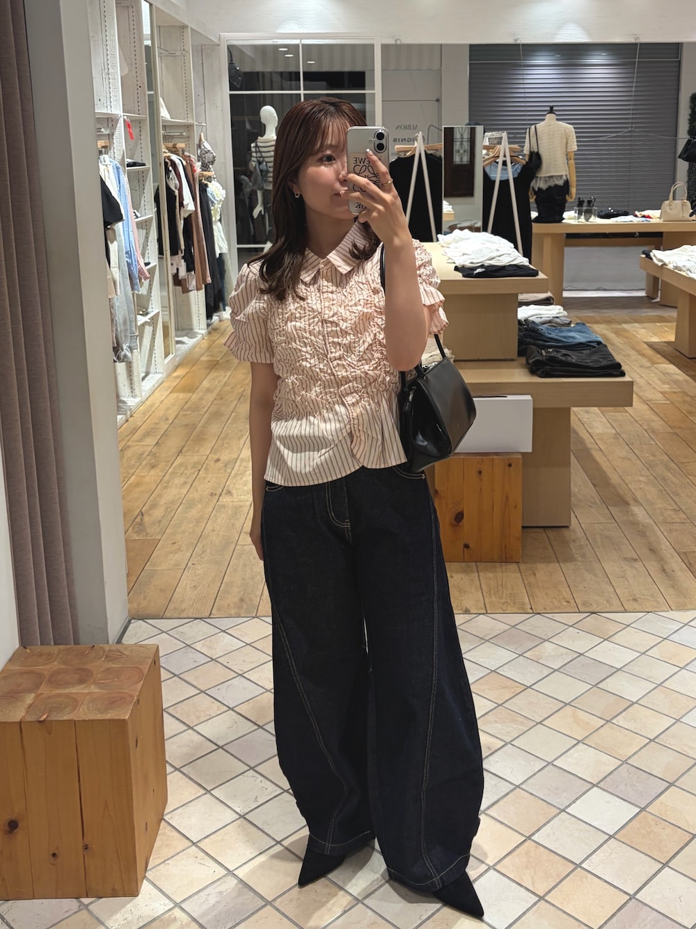 ピンク系のシャツ/ブラウス、ブルー系のデニムパンツ、ブラック系のその他シューズを着用したレディースの夏コーディネートの1枚目の写真