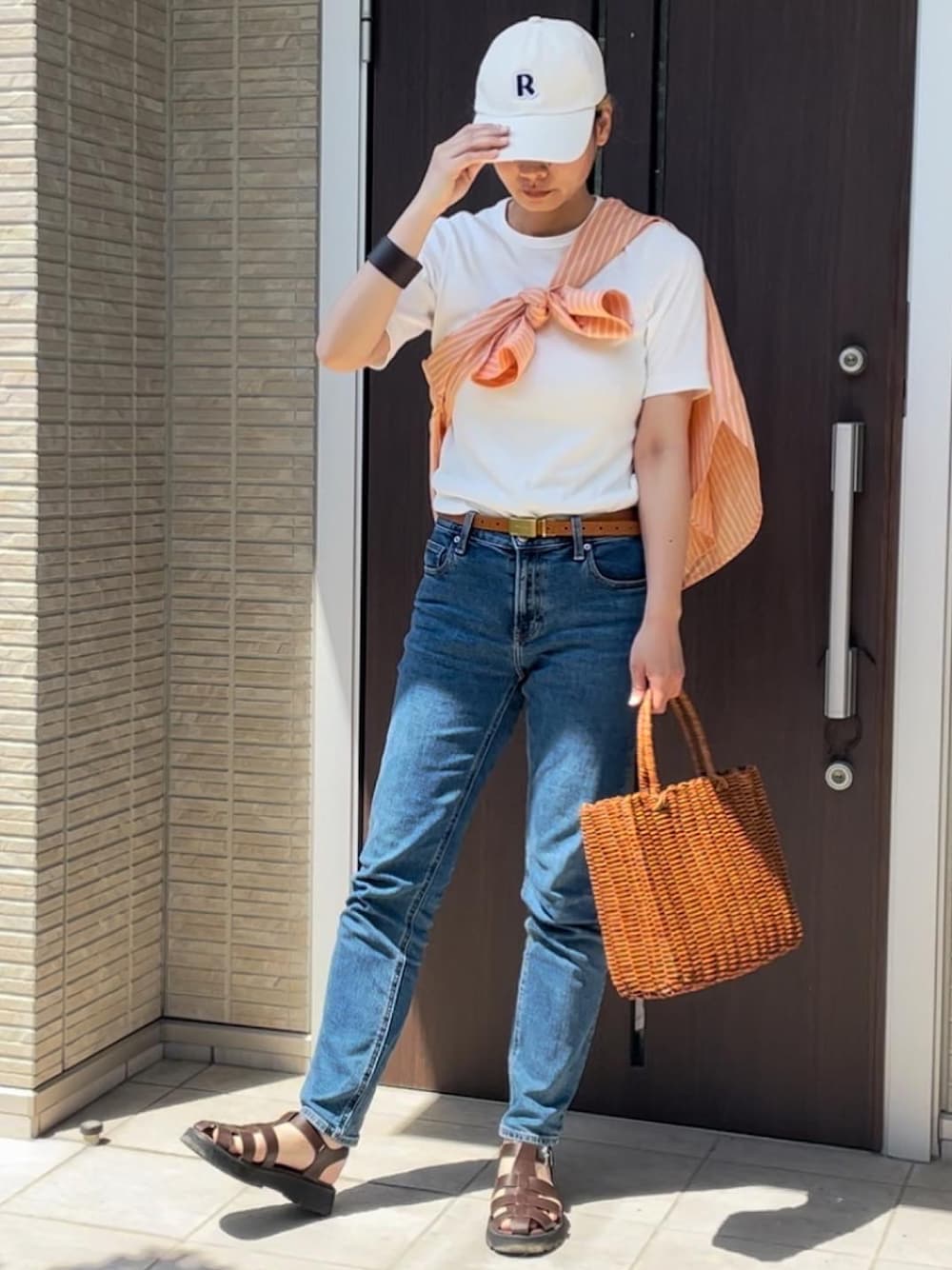 「プチプラ、デニム、休日スタイル、ストライプシャツ、グルカサンダル、かごバッグ、GUMANIA、たすき掛け」｜「UNIQLOのアイテム（デニムパンツ、ブルー系）」を使った、ともぞうでらっくすさん（レディース・167cm）の春コーディネートの1枚目の写真