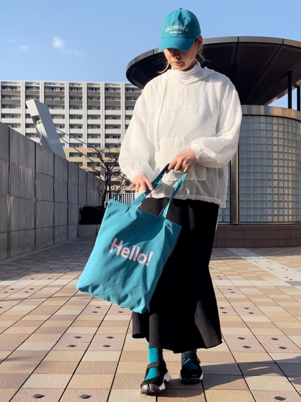 「マーメイドスカート、アノラックパーカー、しまむら、キャップ、エアリフト、NIKE、GU、GUMANIA、プチプラ」｜「NIKEのWMNS AIR RIFT BR  848386-001（スニーカー、ブラック系）」を使った、ともぞうでらっくすさん（レディース・167cm）の春コーディネートの1枚目の写真